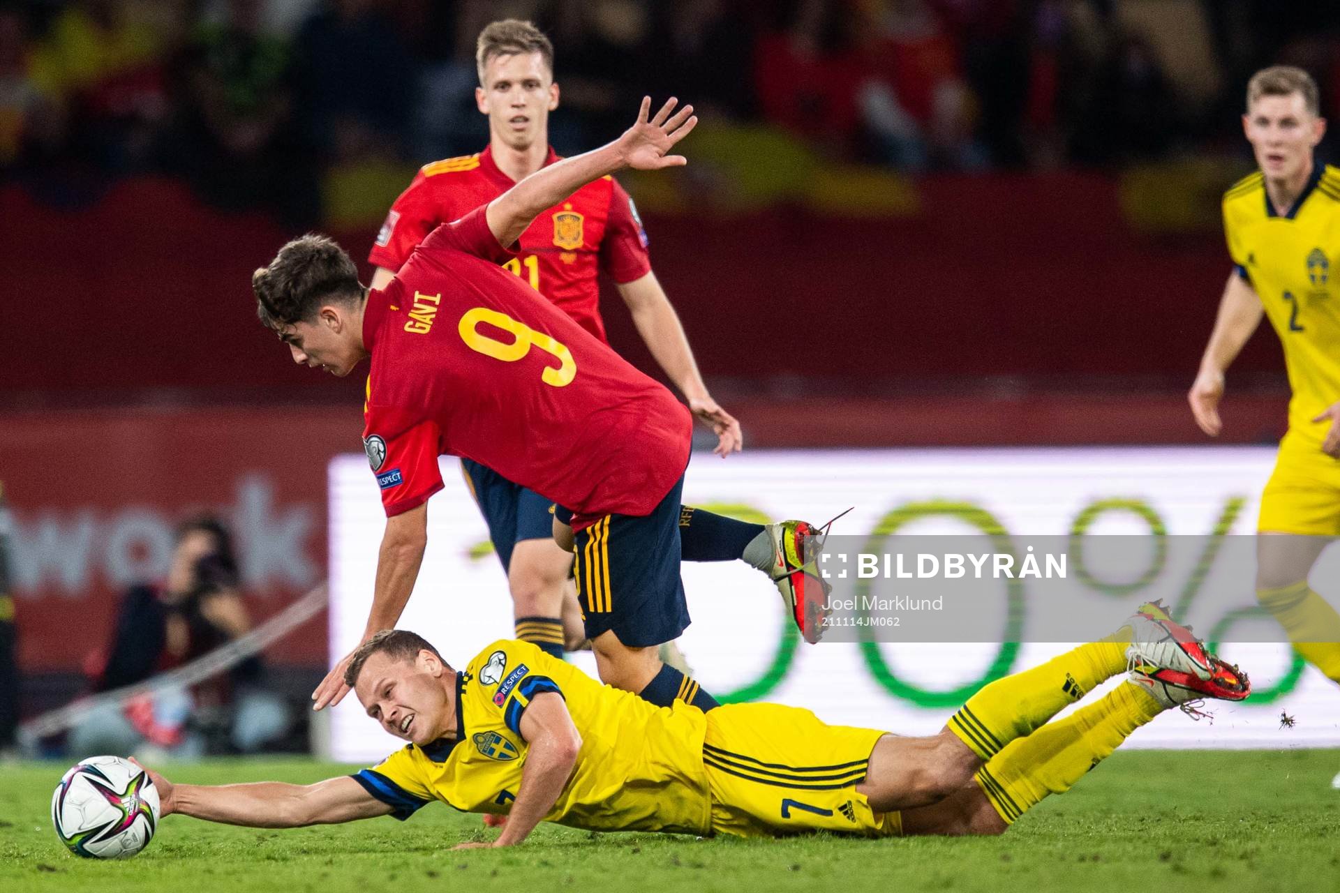 Gavi of Spain and Viktor Claesson of Sweden