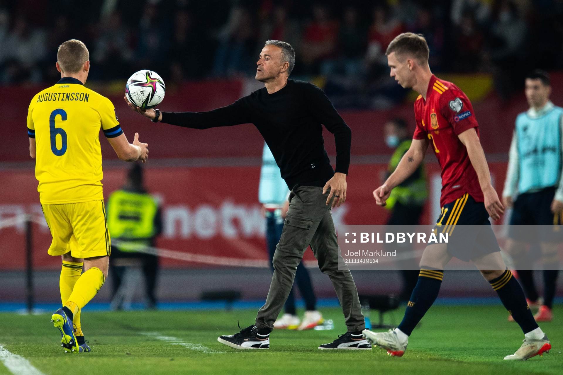 Ludwig Augustinsson of Sweden and head coach Luis Enrique