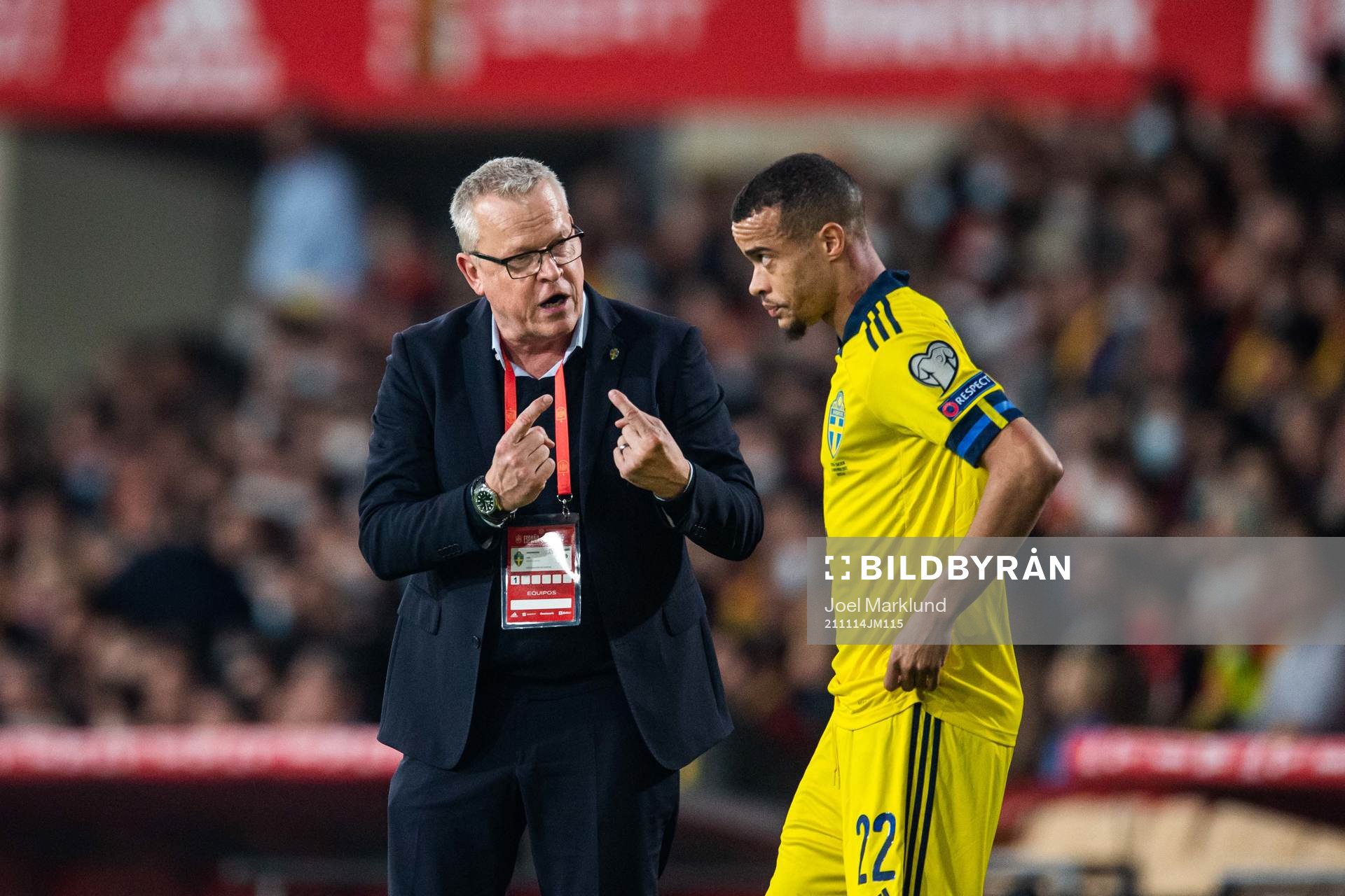 Head coach Janne Andersson and Robin Quaison of Sweden
