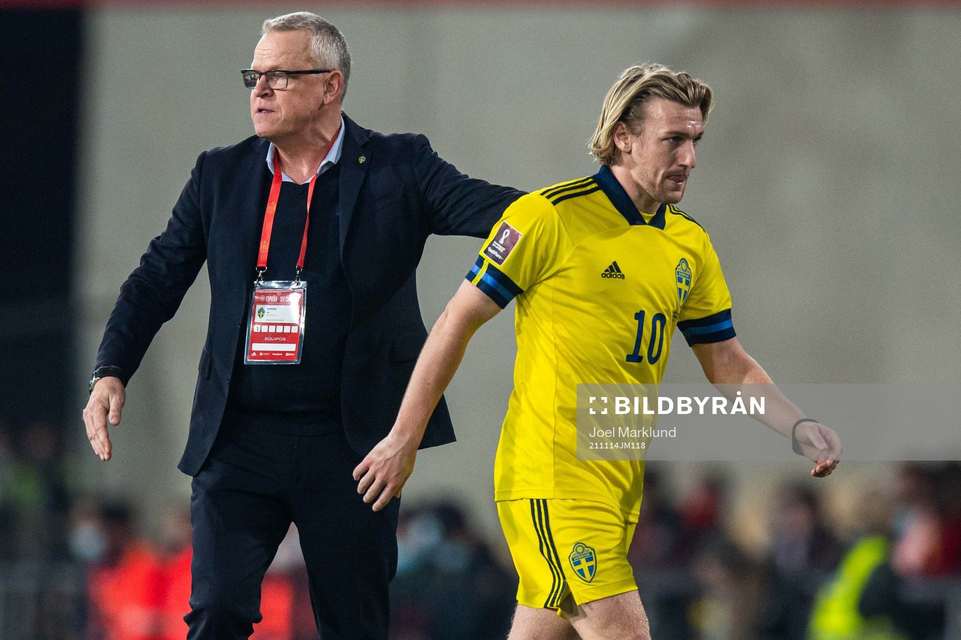 Emil Forsberg and head coach Janne Andersson of Sweden