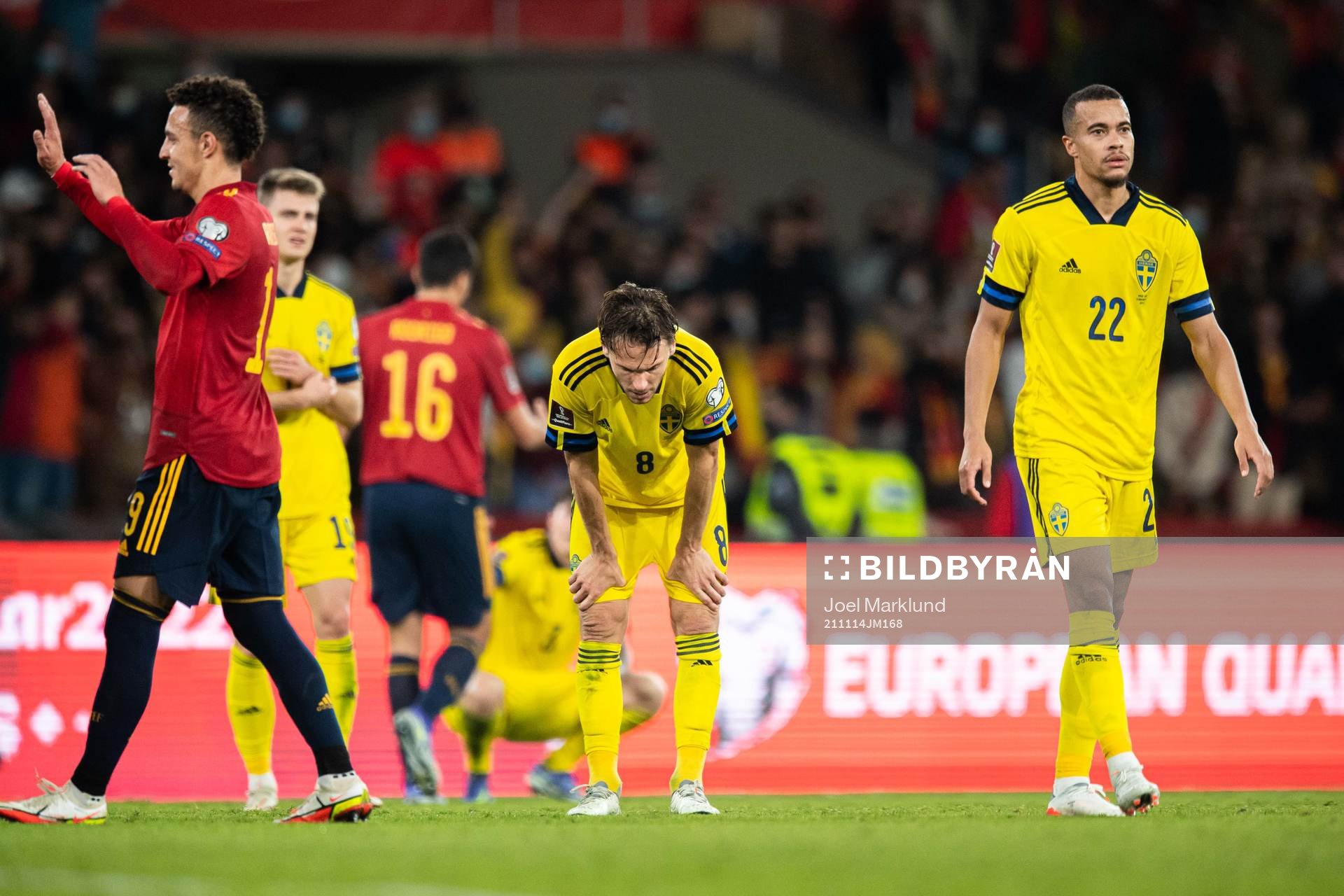 Albin Ekdal and Robin Quaison of Sweden looks dejected