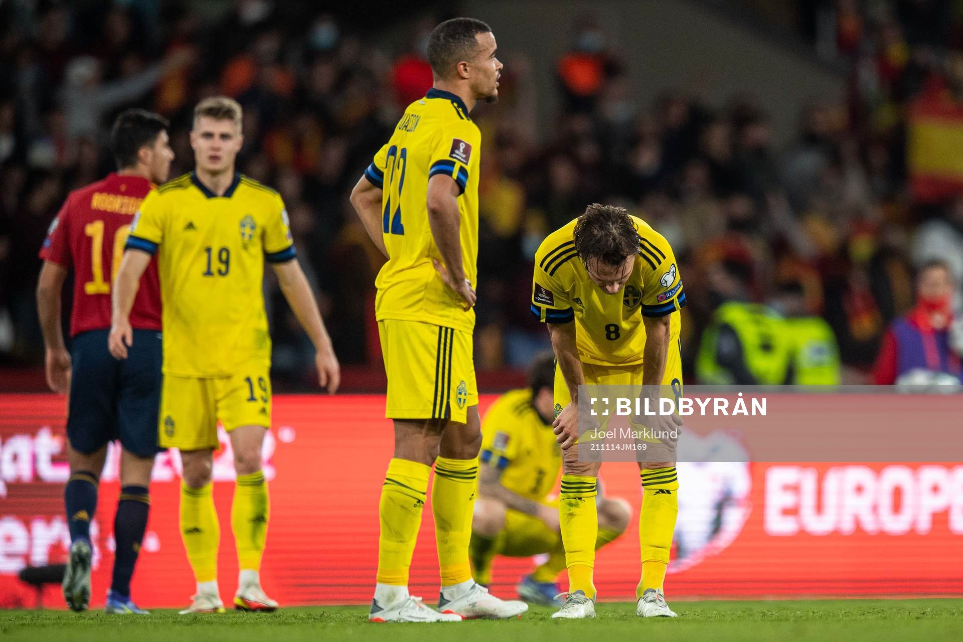 Robin Quaison and Albin Ekdal look dejected