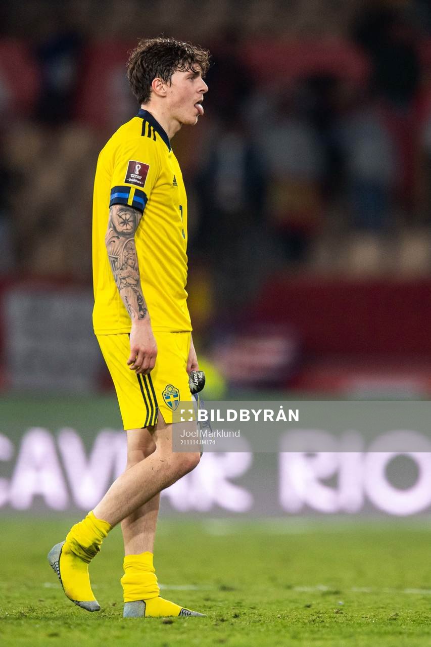 Victor Nilsson Lindelöf of Sweden looks dejected