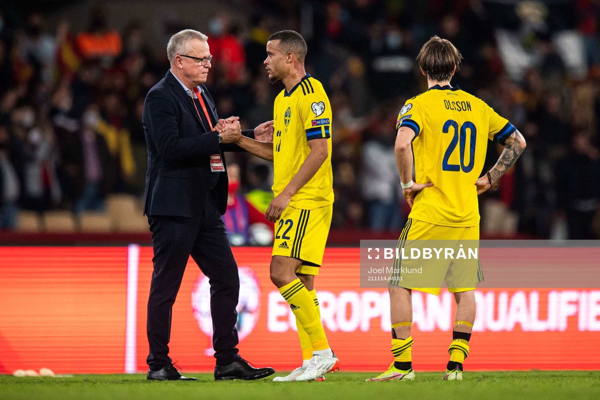 Head coach Janne Andersson and Robin Quaison of Sweden