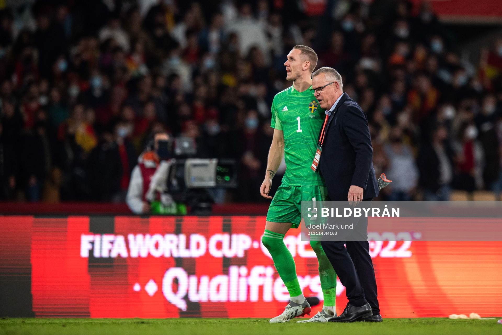 Head coach Janne Andersson and goalkeeper Robin Olsen of