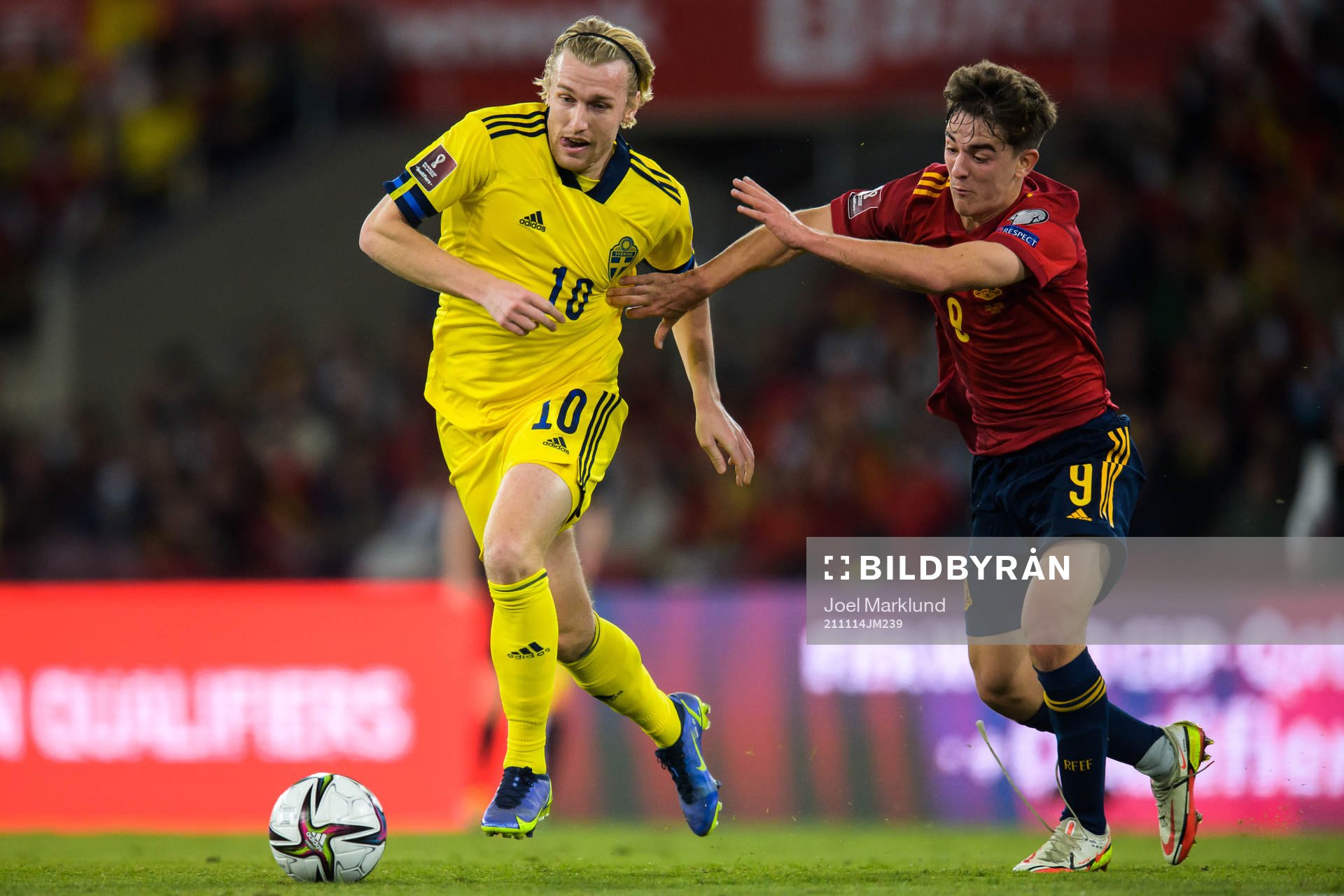 Emil Forsberg of Sweden and Gavi of Spain