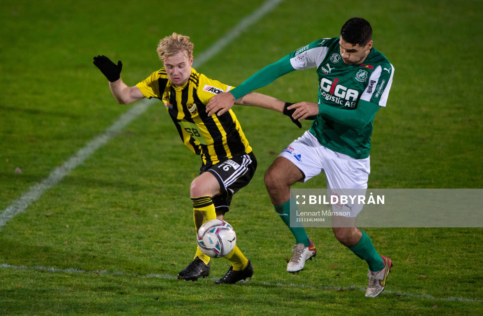 IFK Hässleholm Victor Holmberg trycks omkull och sekunderna senare har Tommy Filipovic spelat fram till andra målet i matchen i division 2 mellan Hässleholms IF och IFK Hässleholm i Hässleholm 14 november 2021.