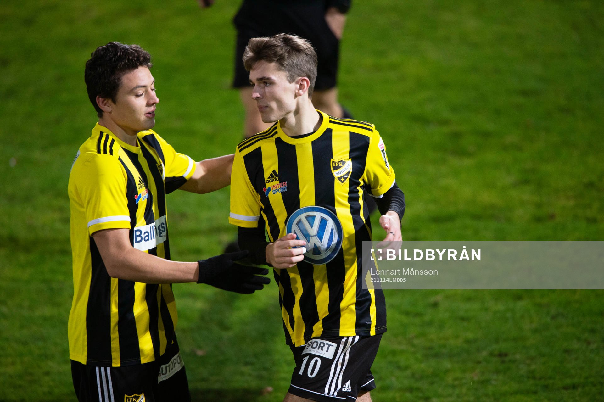 IFK Hässleholms Elliot Nilsson har gjort mål och grattas