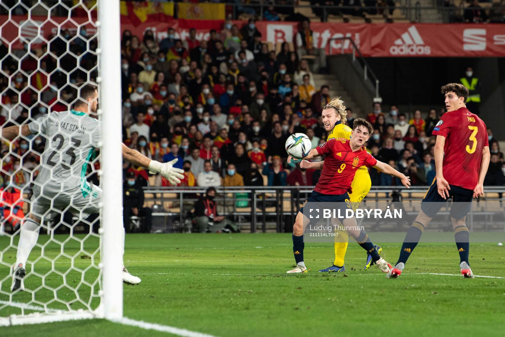 Emil Forsberg of Sweden and Gavi of Spain