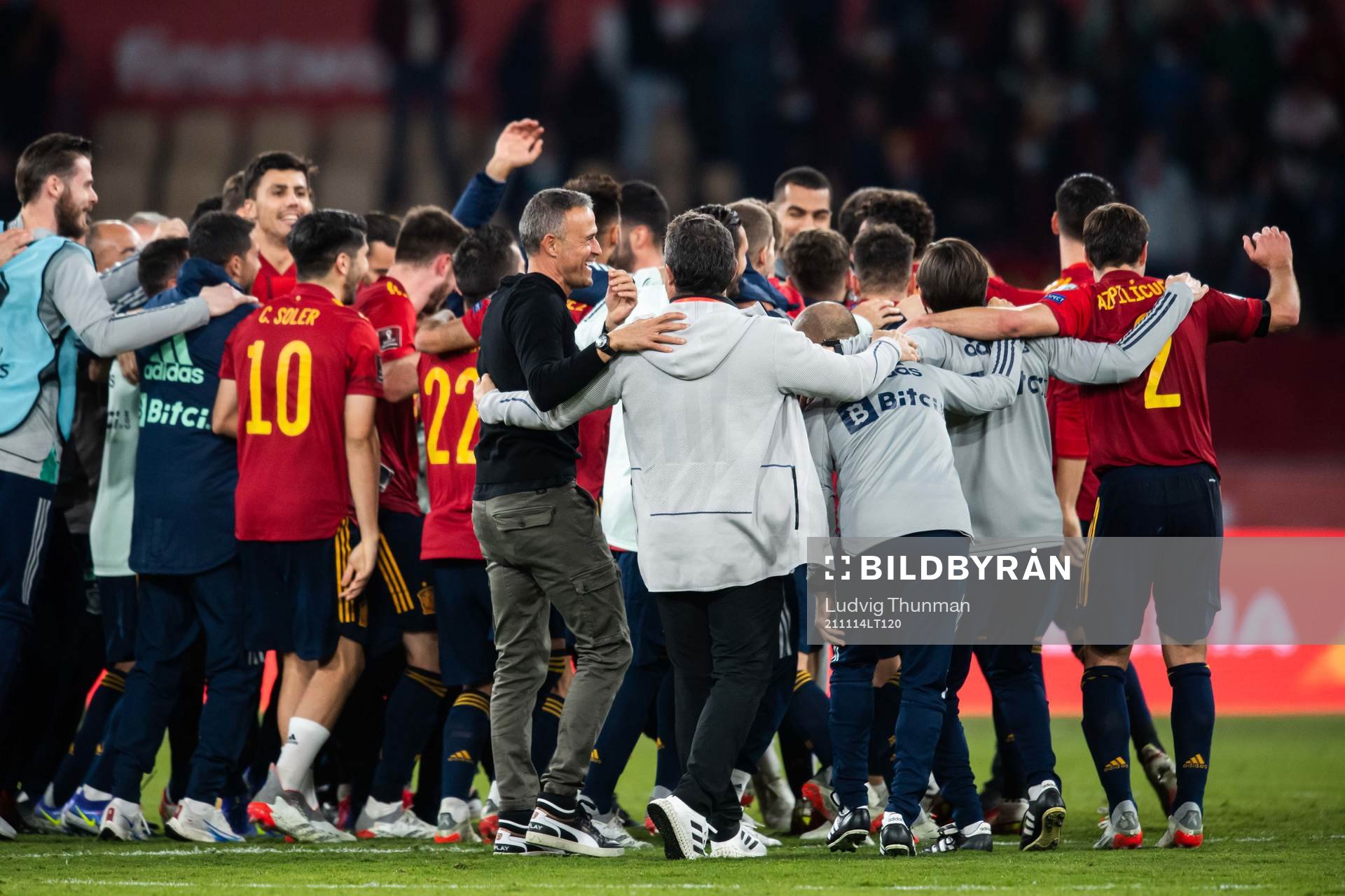 Head coach Luis Enrique of Spain celebrate with the team