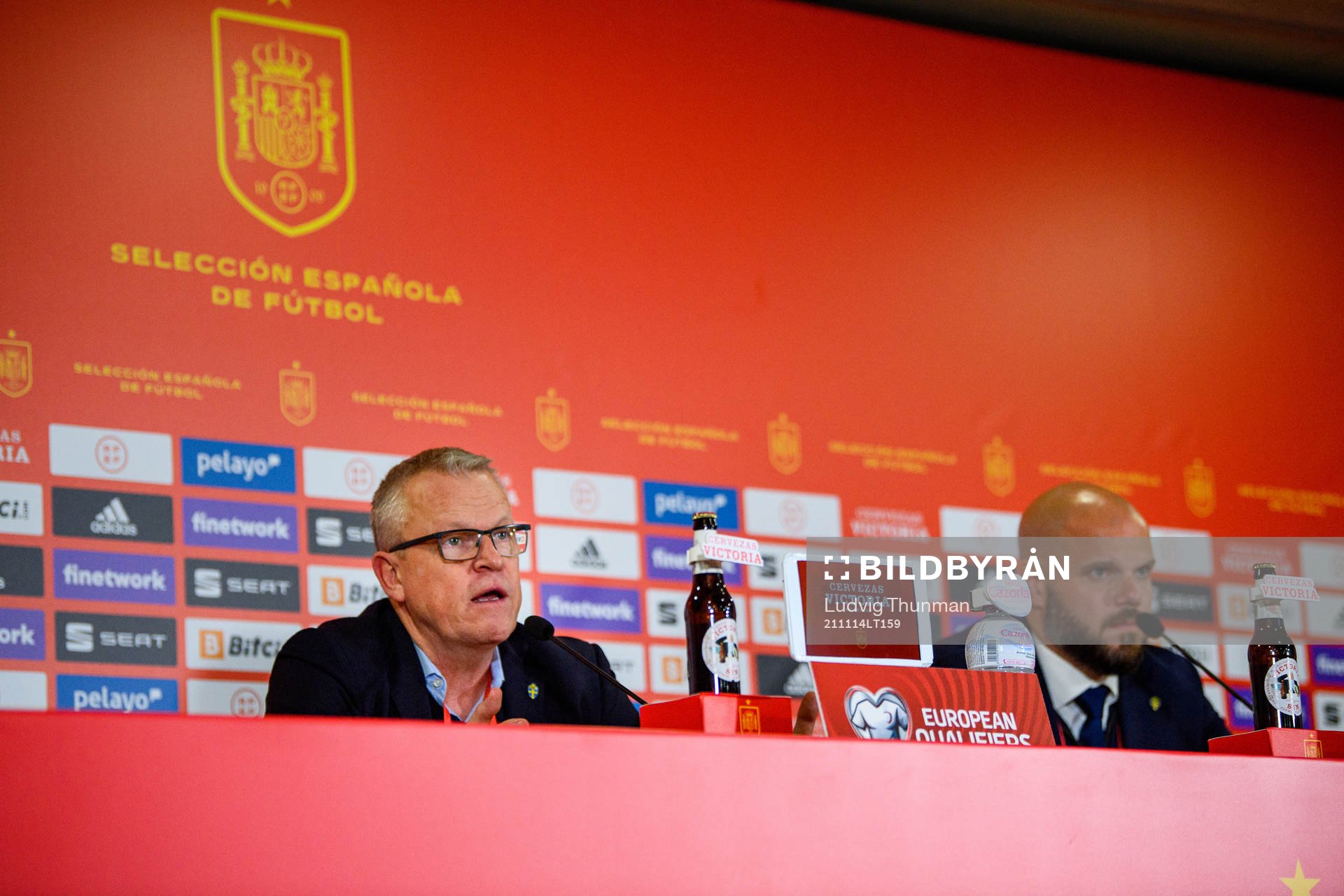 Head coach Janne Andersson and press officer Jakob Kakembo