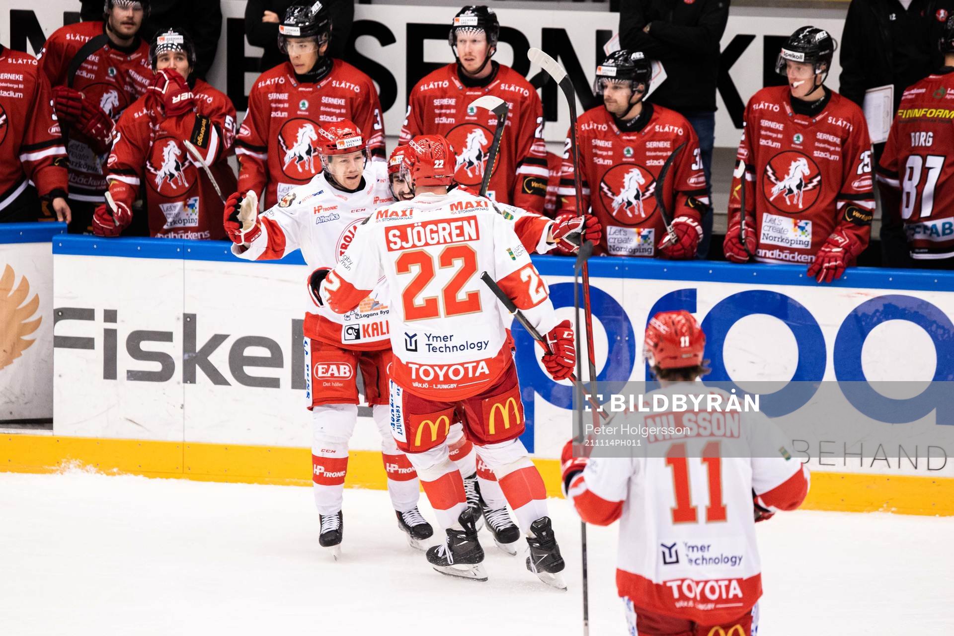 Troja/Ljungbys Joakim Hillding jublar med lagkamrater