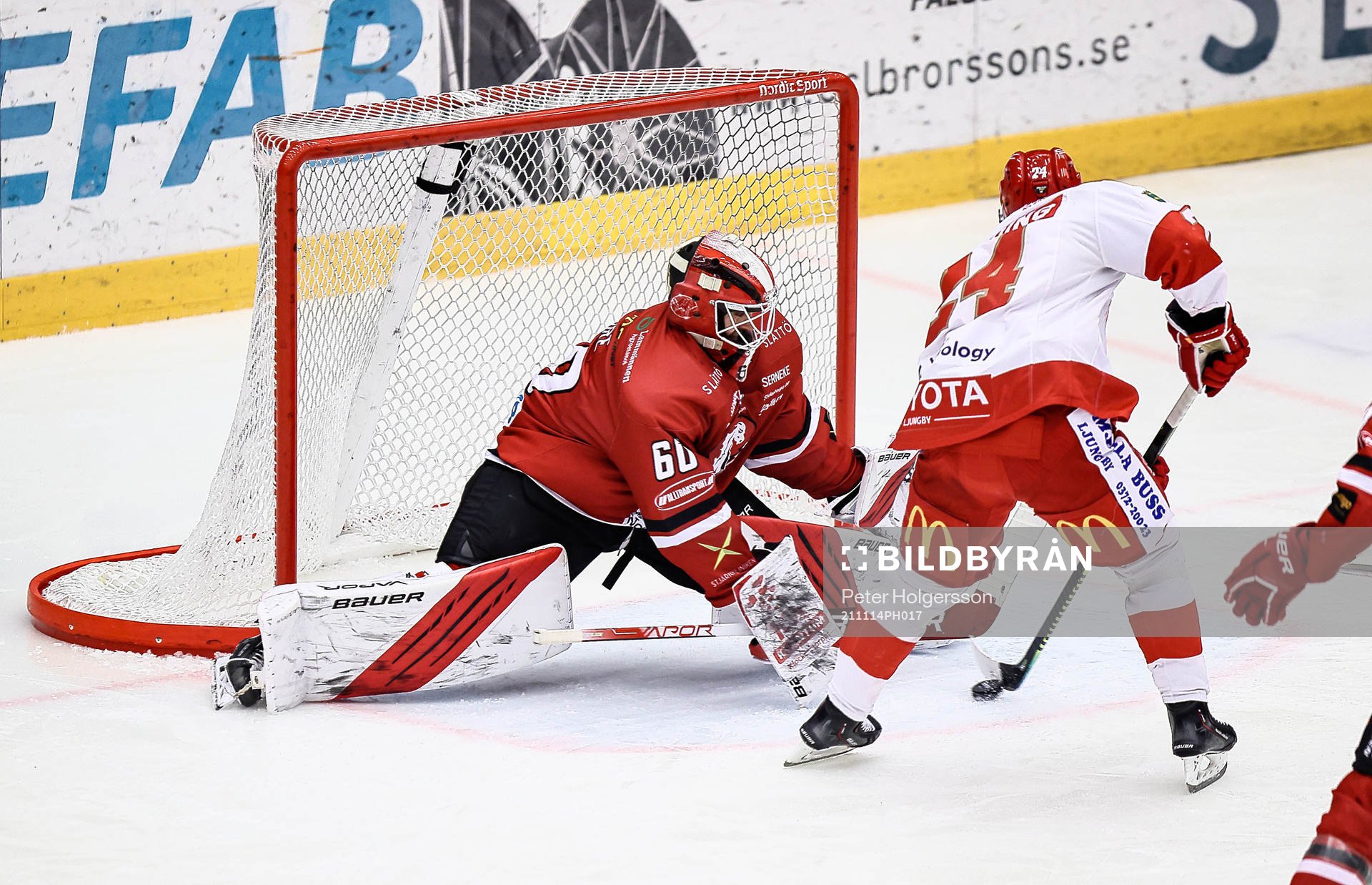 Troja/Ljungbys Joakim Hillding gör mål 0-1 förbi Vita