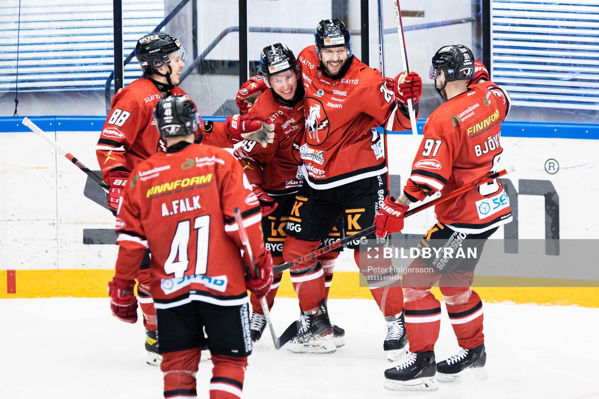 Vita Hästens Marcus Eriksson jublar med lagkamrater