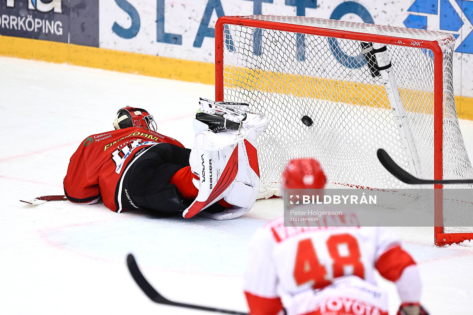 Mål 2-2 förbi Vita Hästens målvakt Adam Ohre