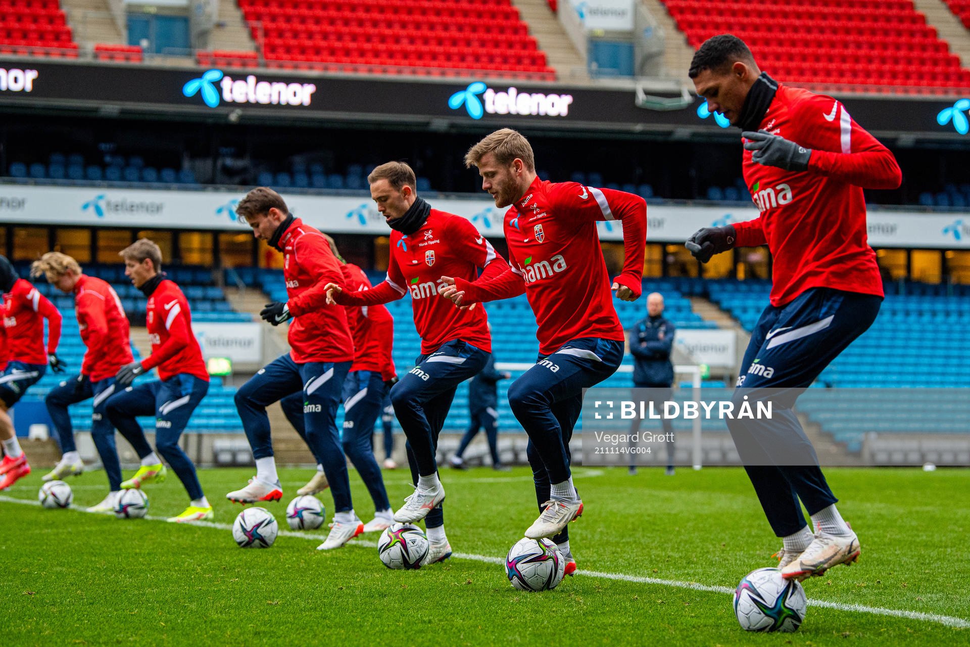 Fredrik Midtsjø, Ruben Gabrielsen and players of the