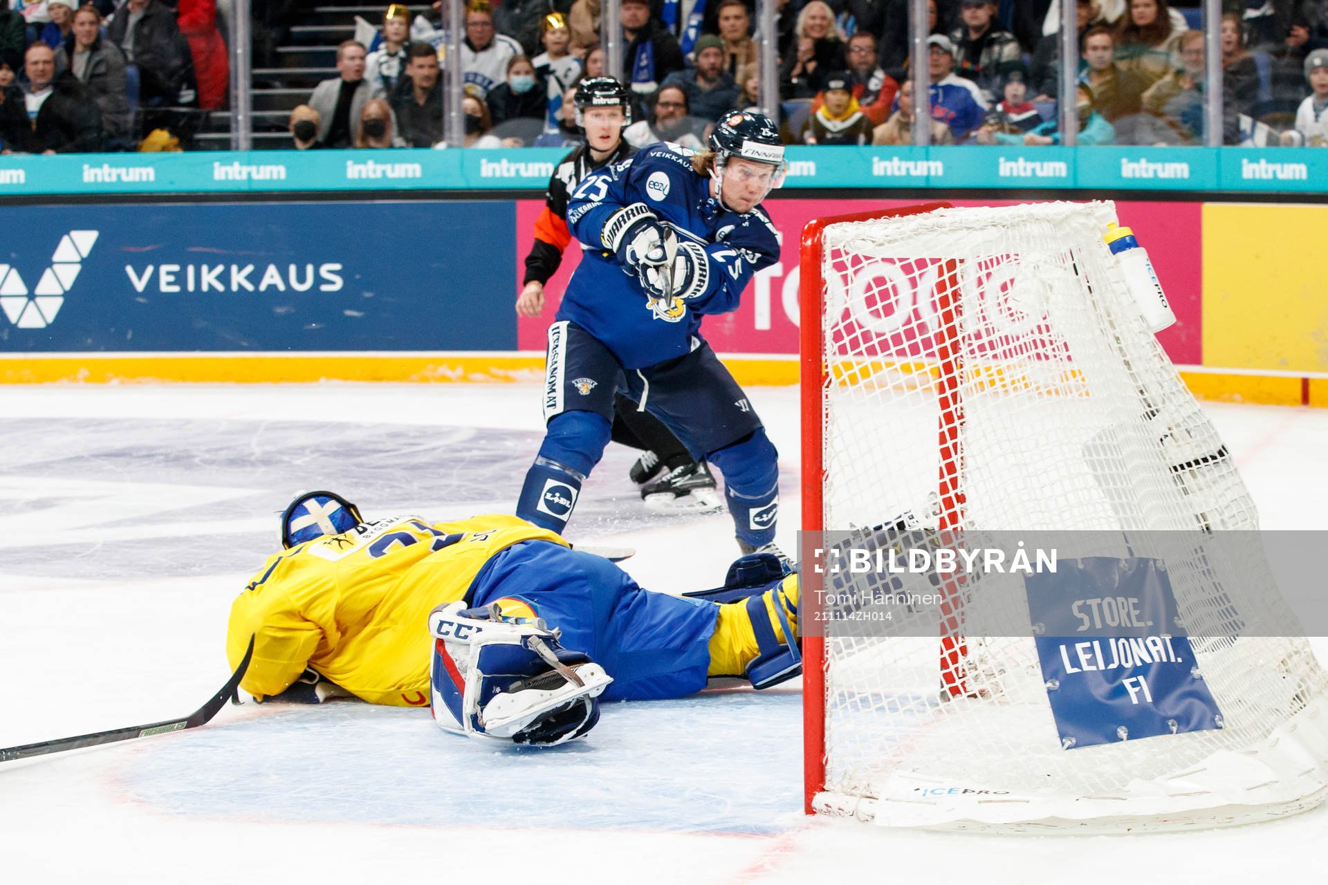 Lars Johansson of Sweden and Toni Rajala of Finland