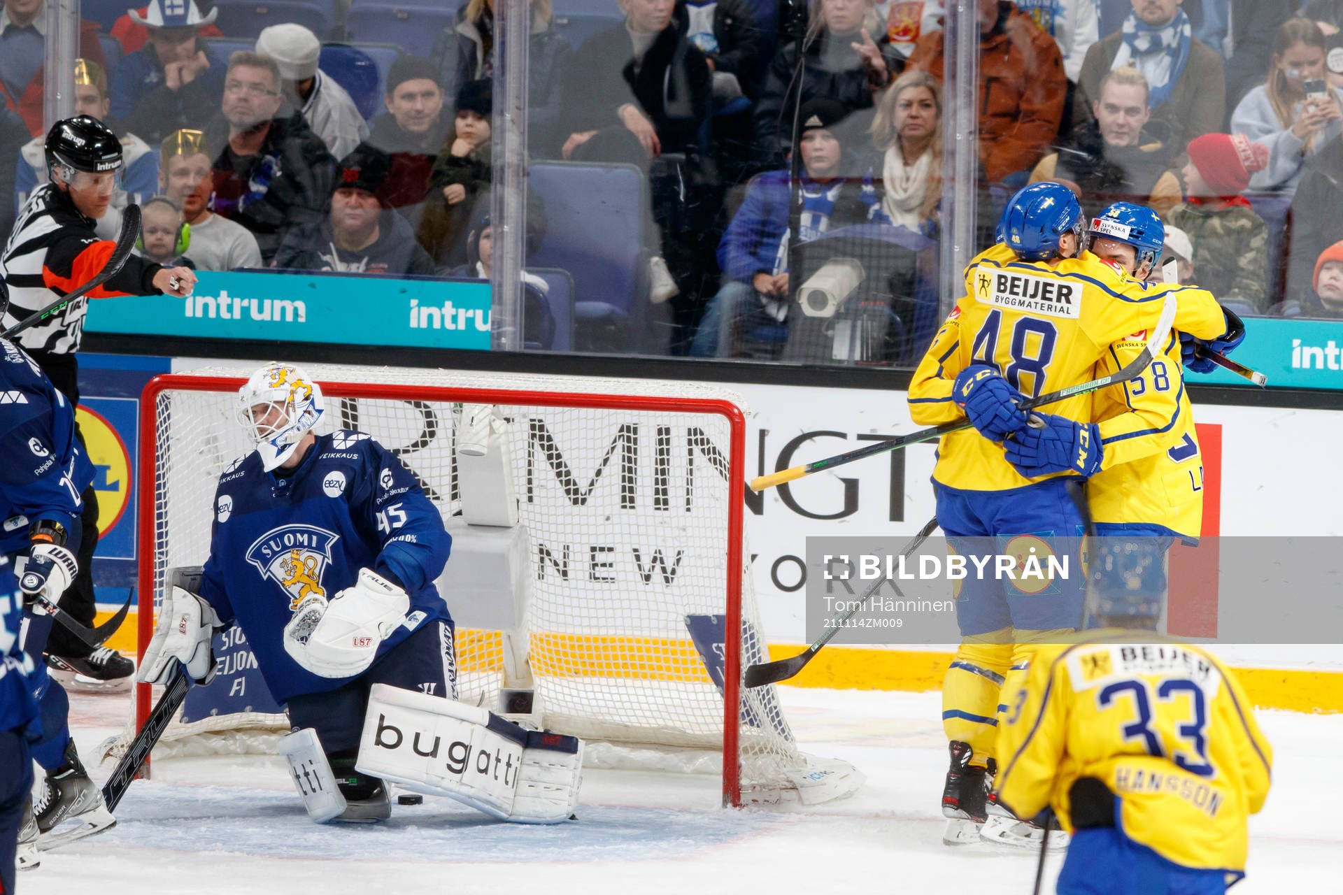 Carl Klingberg and Anton Lander of Sweden celebrating goal