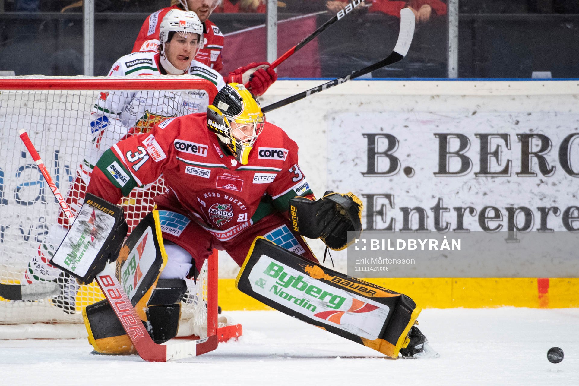 Moras Bobby MacIntyre och Modos målvakt Henrik Tikkanen