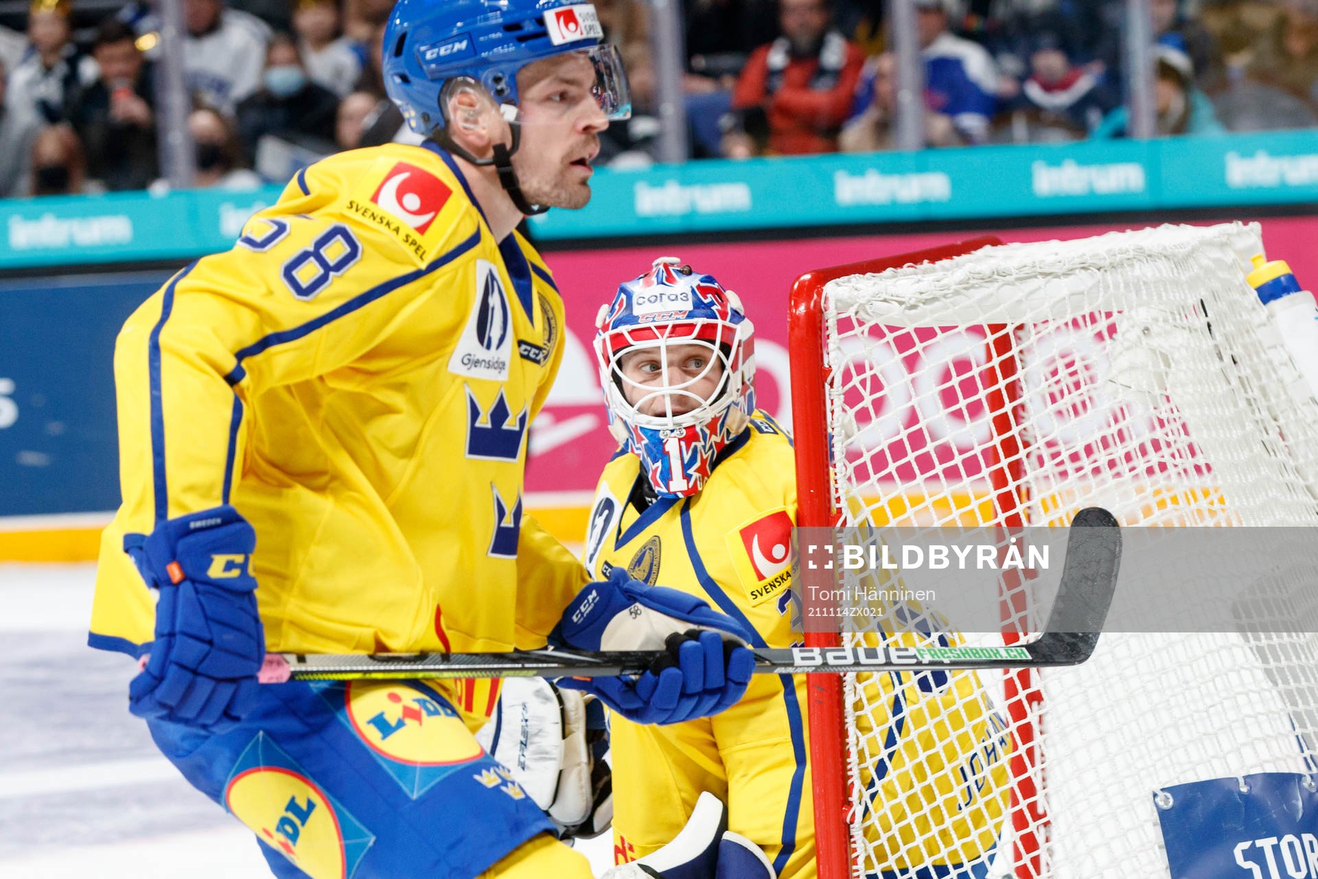 Lars Johansson and Anton Lander of Sweden