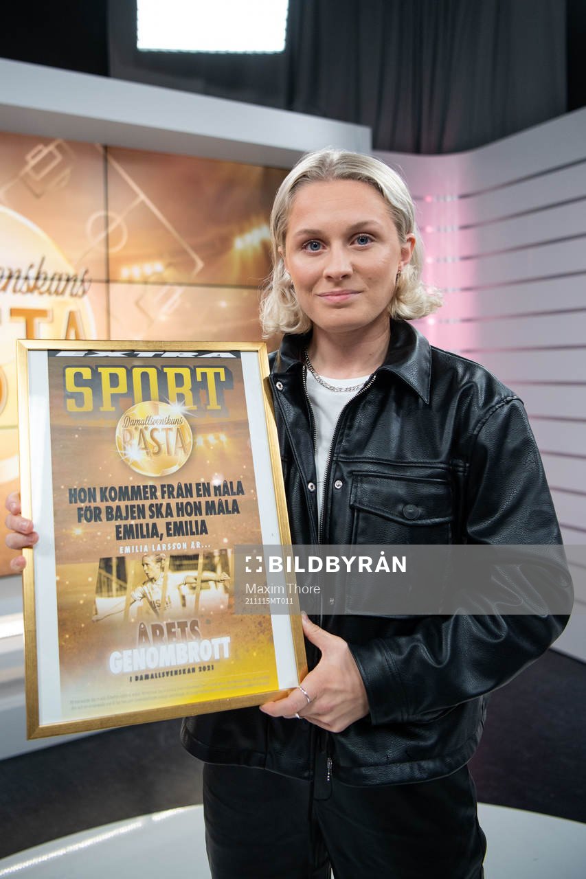 Emilia Larsson, Hammarby, poserar med pris Årets genombrott