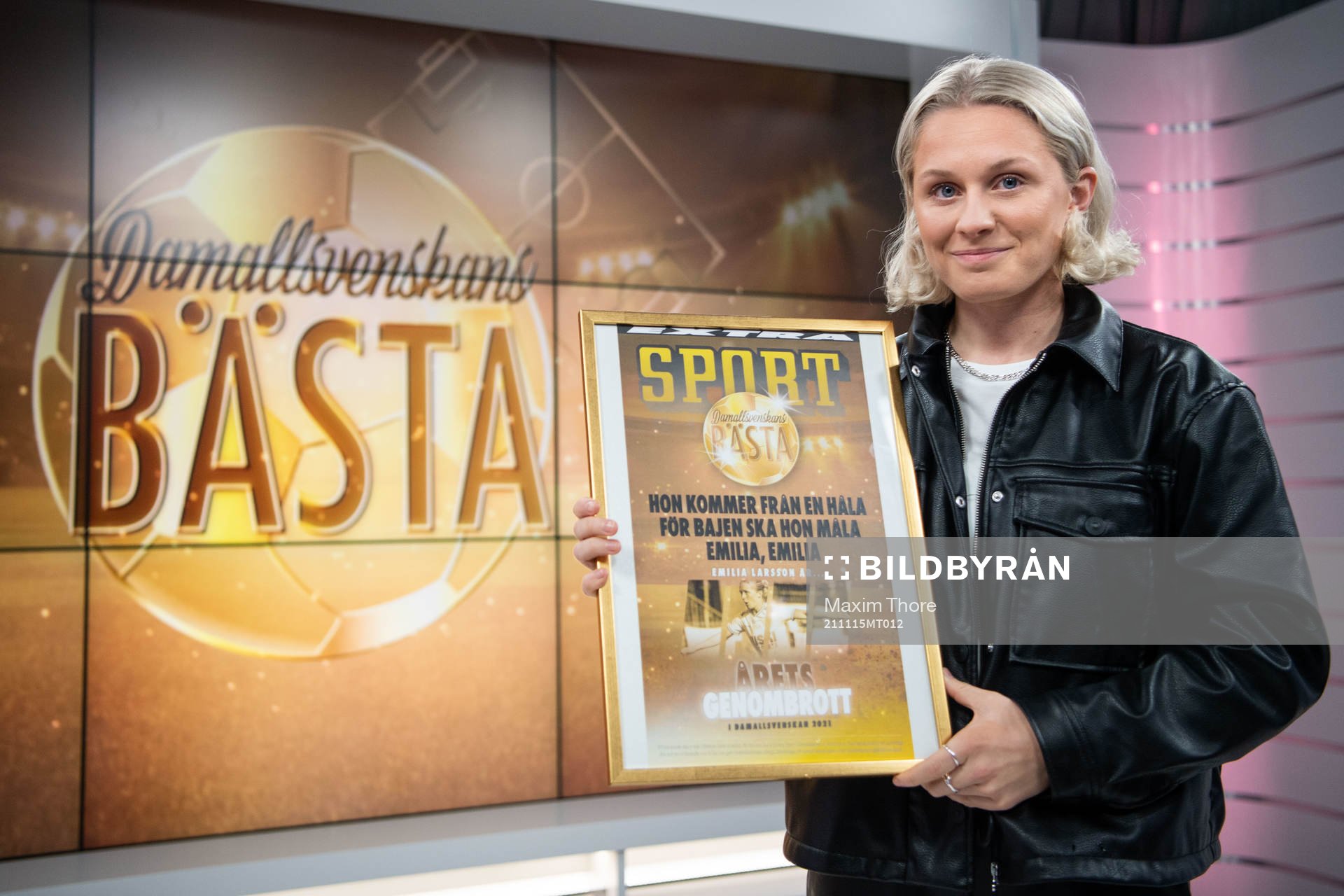 Emilia Larsson, Hammarby, poserar med pris Årets genombrott