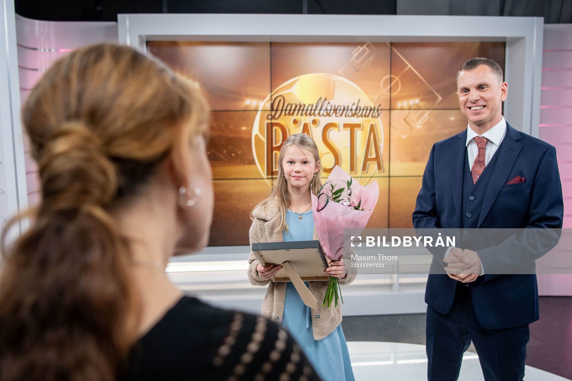 Isabella Sandström och Simon Sandström tar emot Sportbladet Priset under Damallsvenskans bästa den 15 november 2021 i Stockholm. 