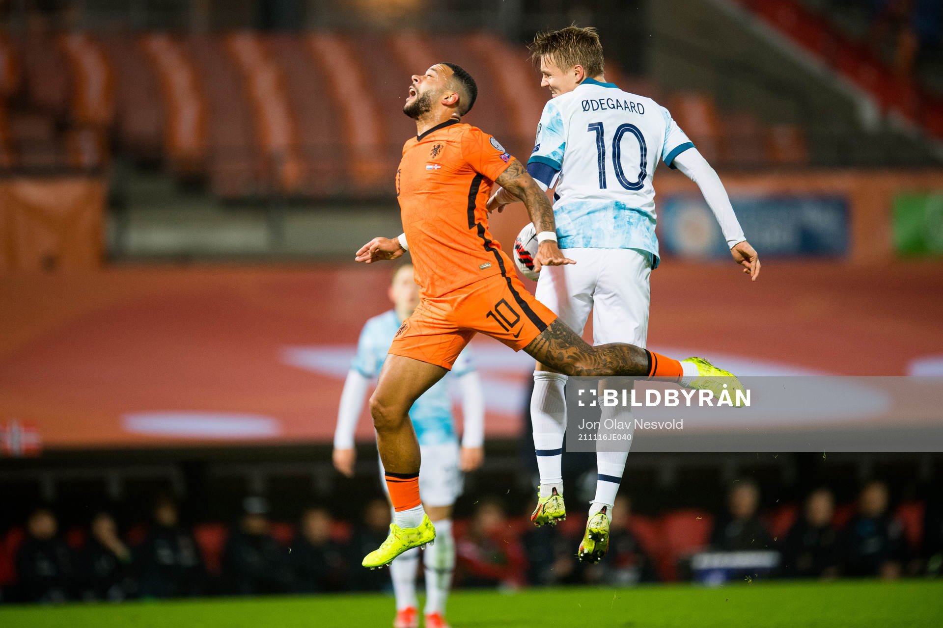 Memphis Depay of Netherlands and Martin Ødegaard of Norway