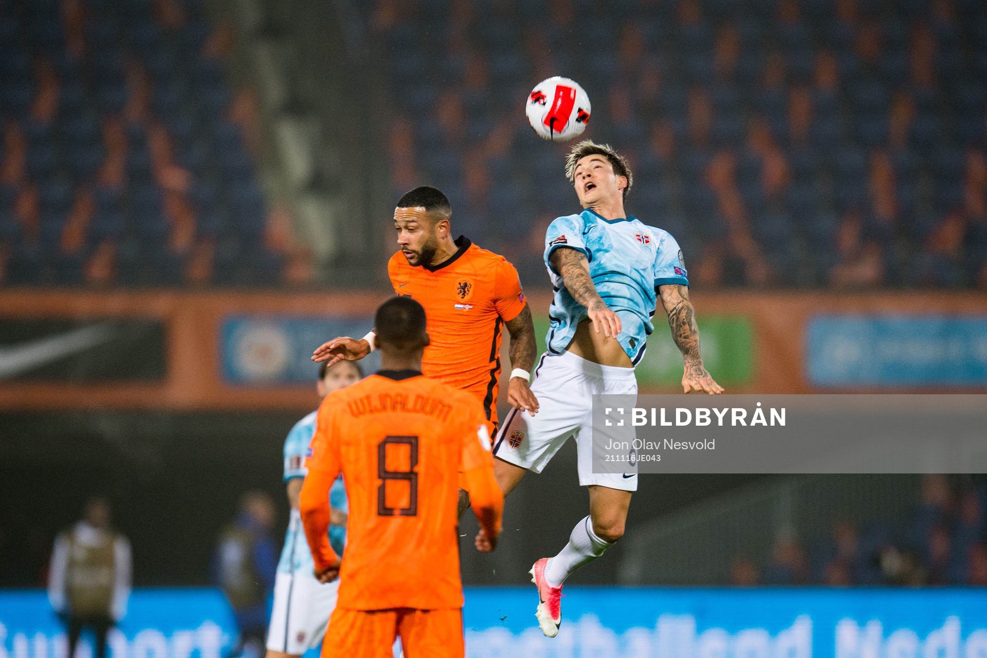 Memphis Depay of Netherlands and Mathias Normann of Norway