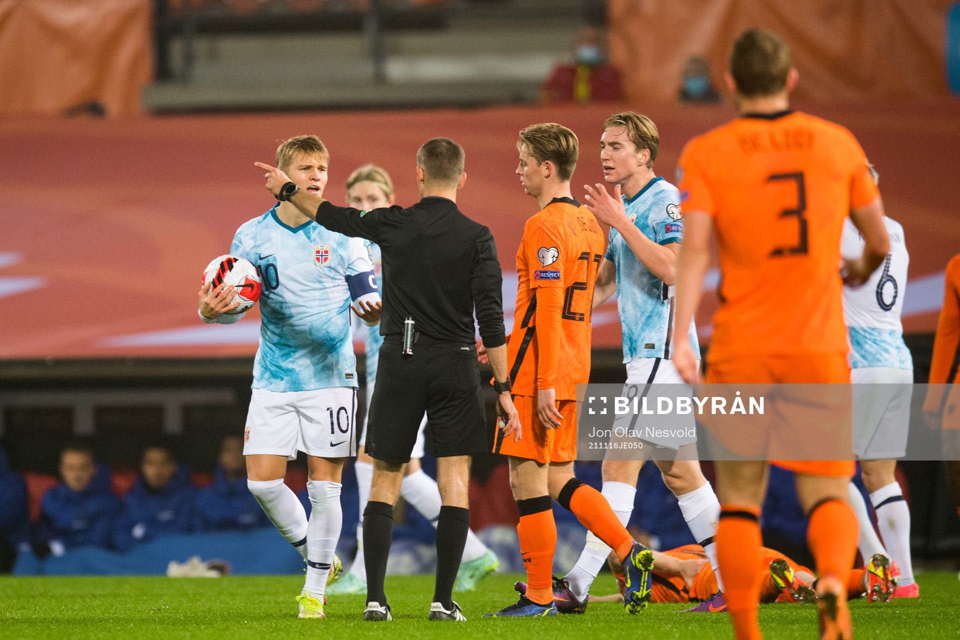 Martin Ødegaard and Wout Weghorst of Norway reacts against
