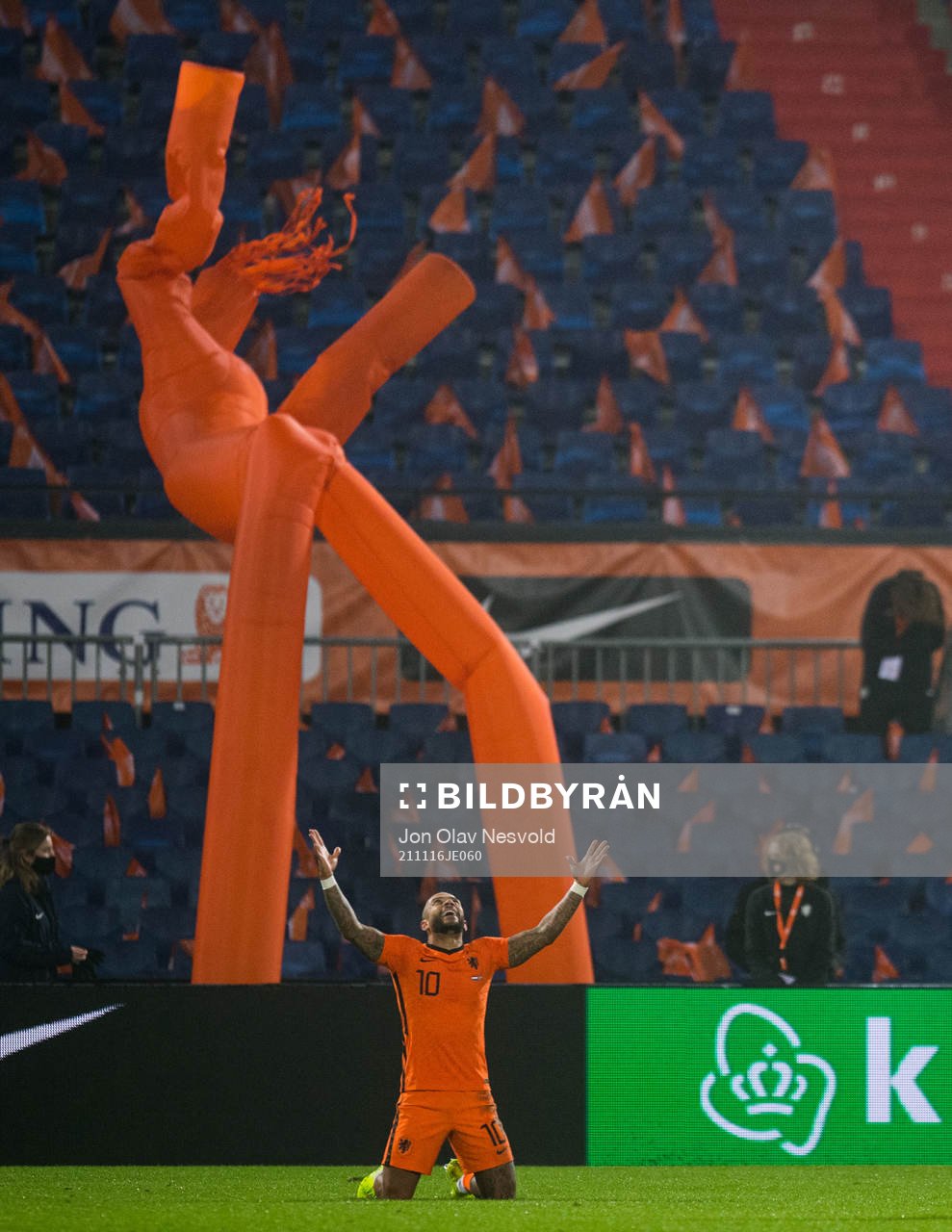 Memphis Depay of Netherlands celebrates