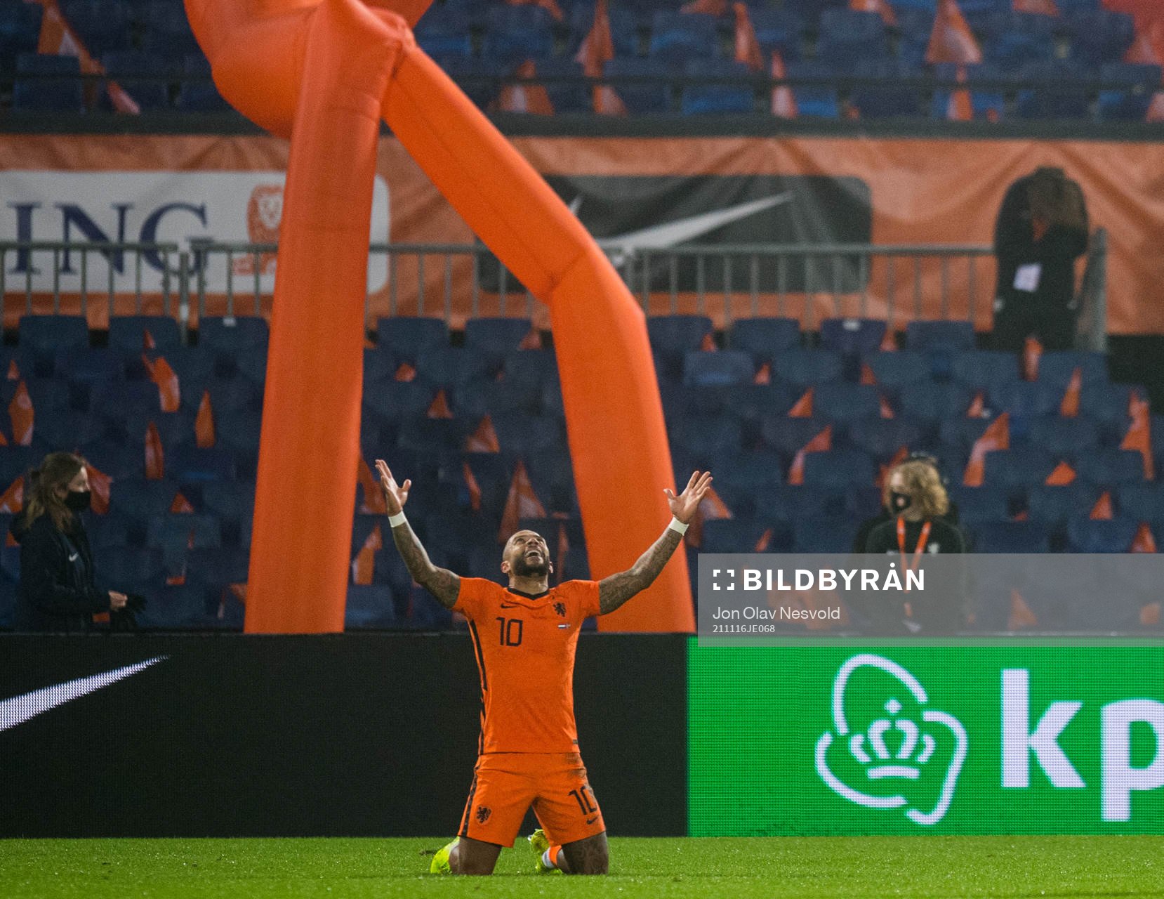 Memphis Depay of Netherlands celebrates