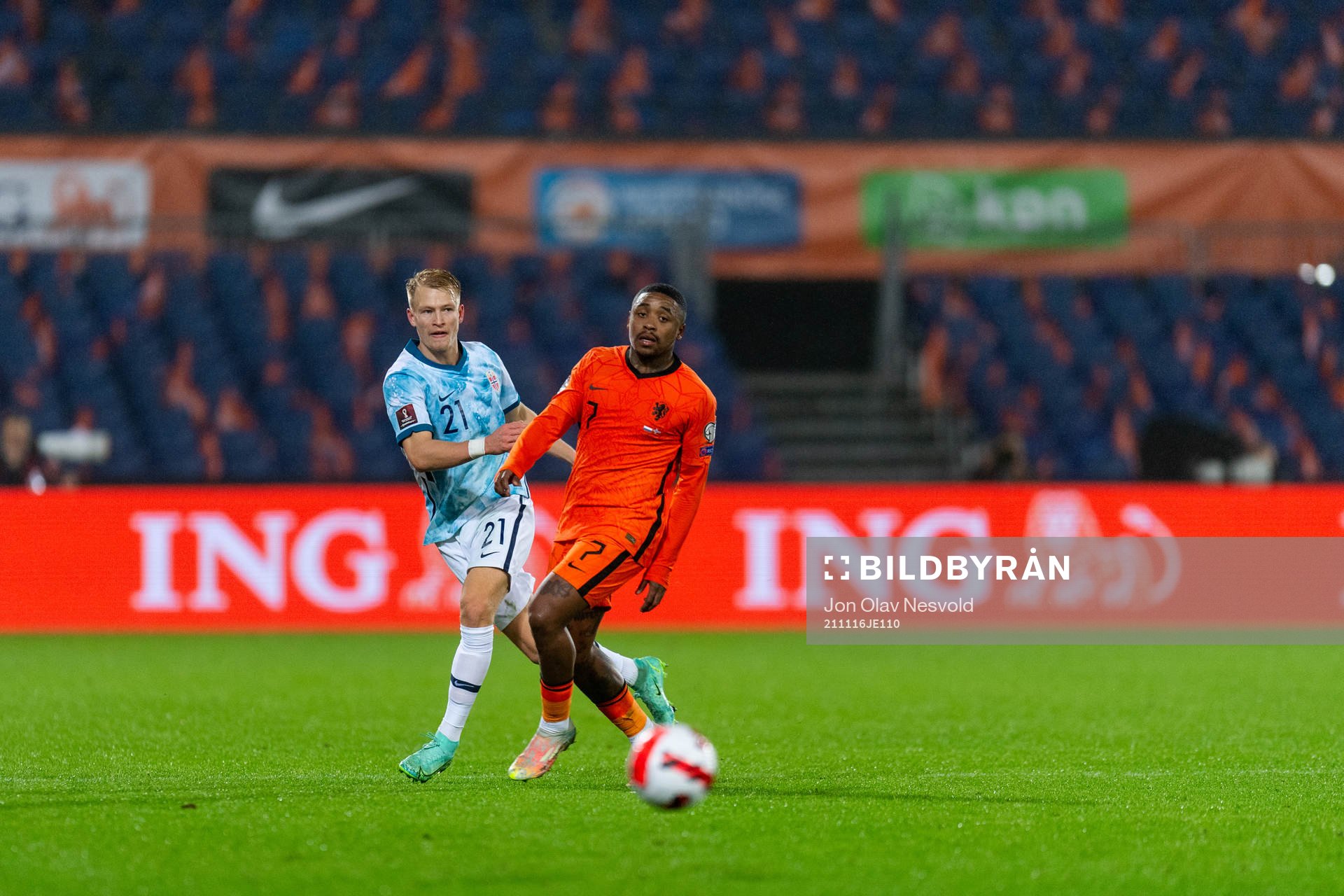 Andreas Hanche-Olsen of Norway and Steven Bergwijn of