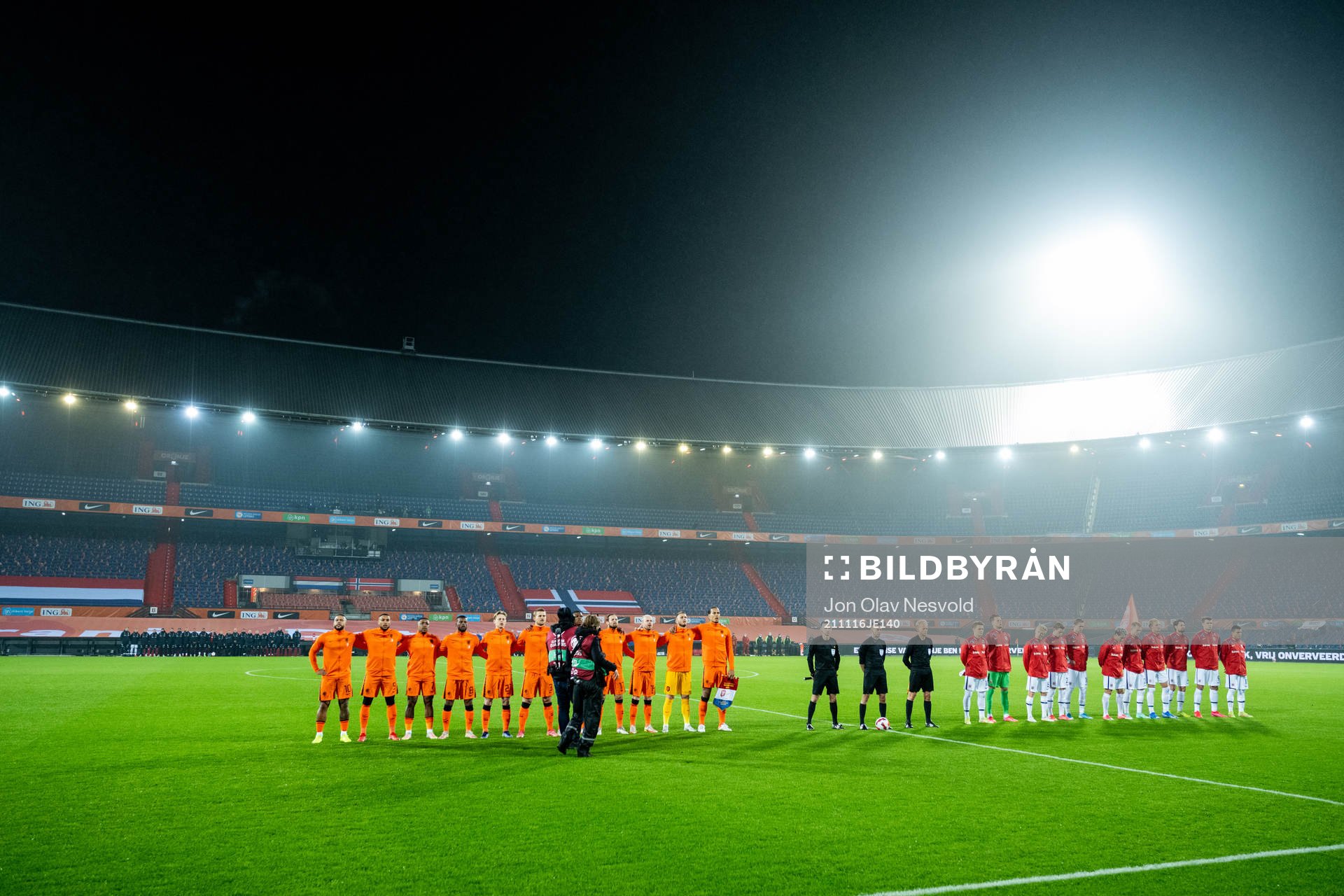 The two teams line-up
