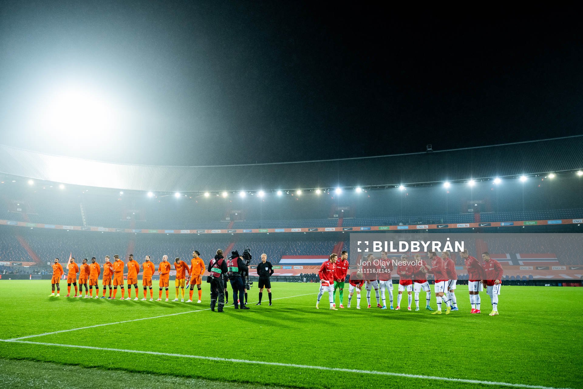 The two teams line-up