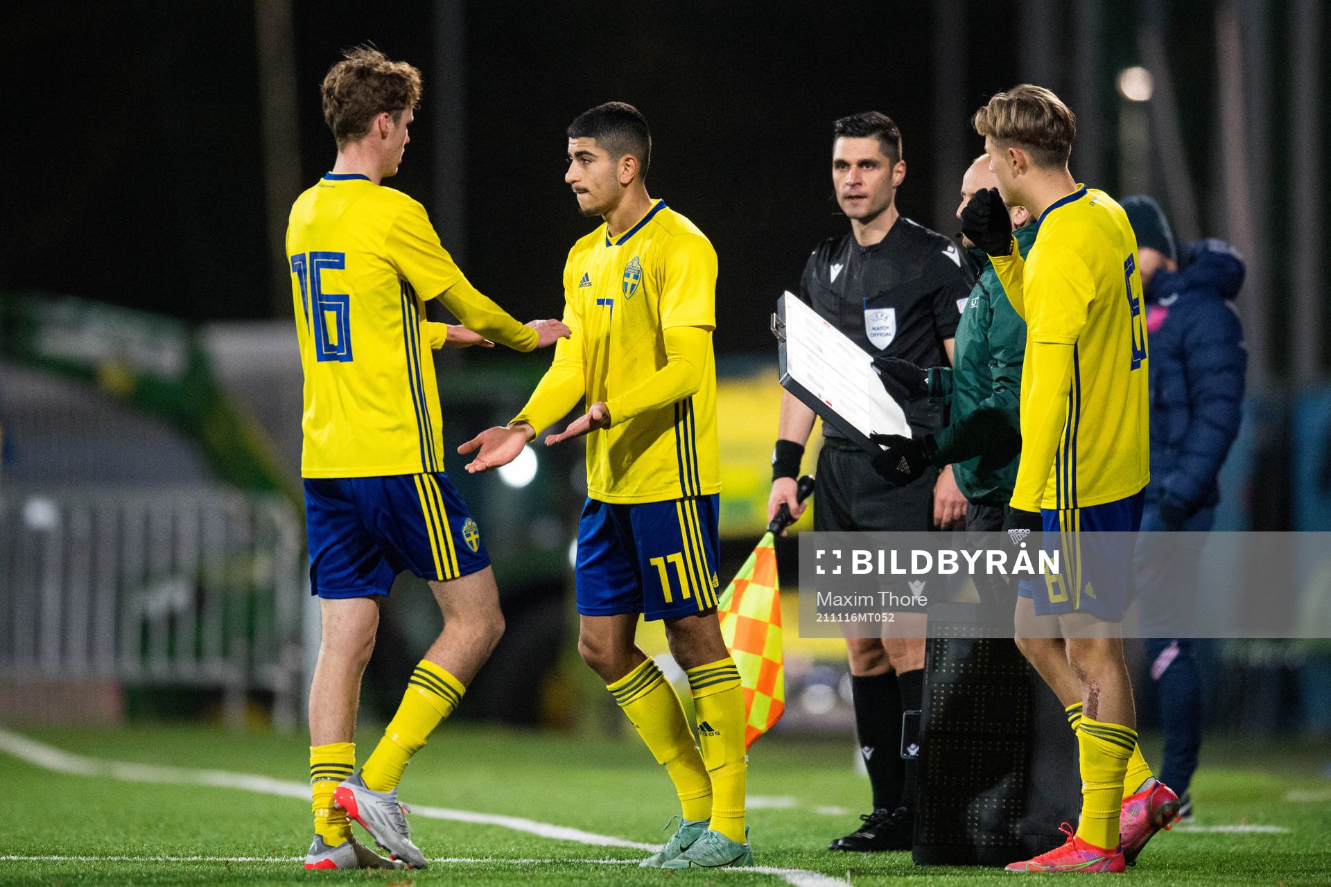 Williot Swedberg and Peter Amoran of Sweden change