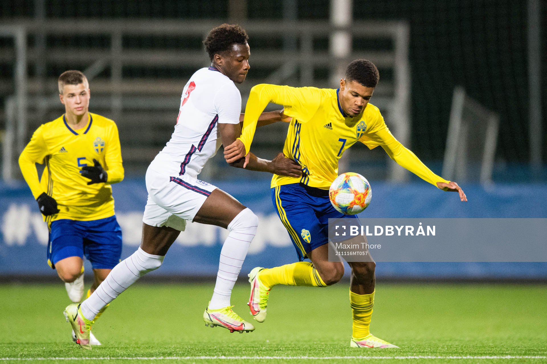 Daniel Oyegoke of England and Emil Roback of Sweden