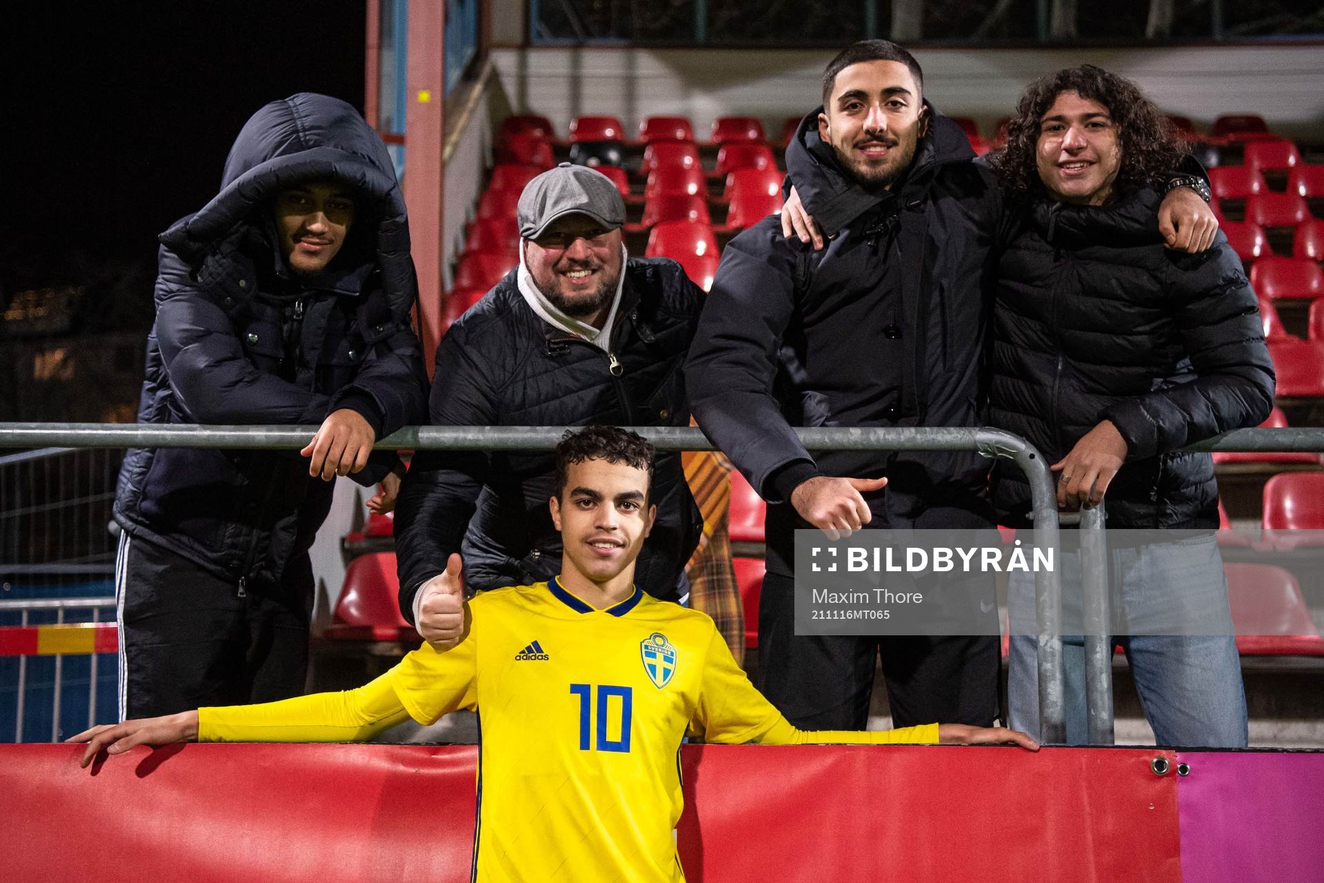 Yasin Ayari of Sweden pose for a picture with his family