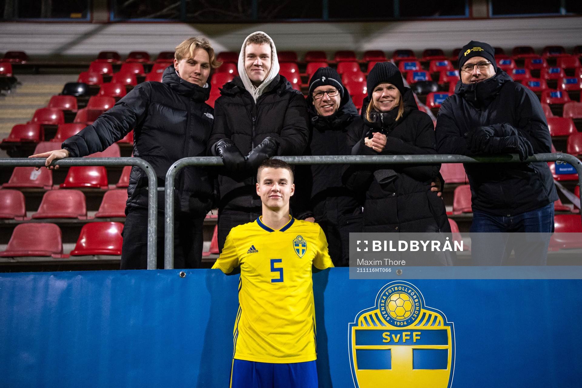 Samuel Dahl of Sweden pose for a picture with his family after the UEFA European U18 Qualifier football match between Sweden and England on November 16, 2021 in Stockholm.