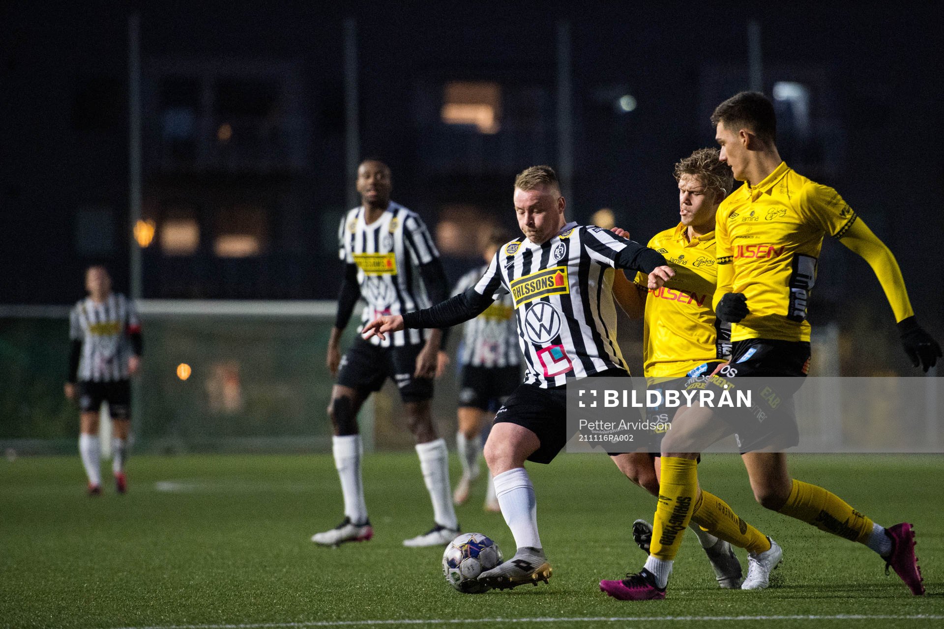 Landskronas Niklas Nielsen mot Elfsborgs Kevin Holmén och Amer Jusic under fotbollsmatchen i U21 Finalspel 2021 semifinal för U21 Allsvenskan mellan Landskrona och Elfsborg den 16 november 2021 i Landskrona.
