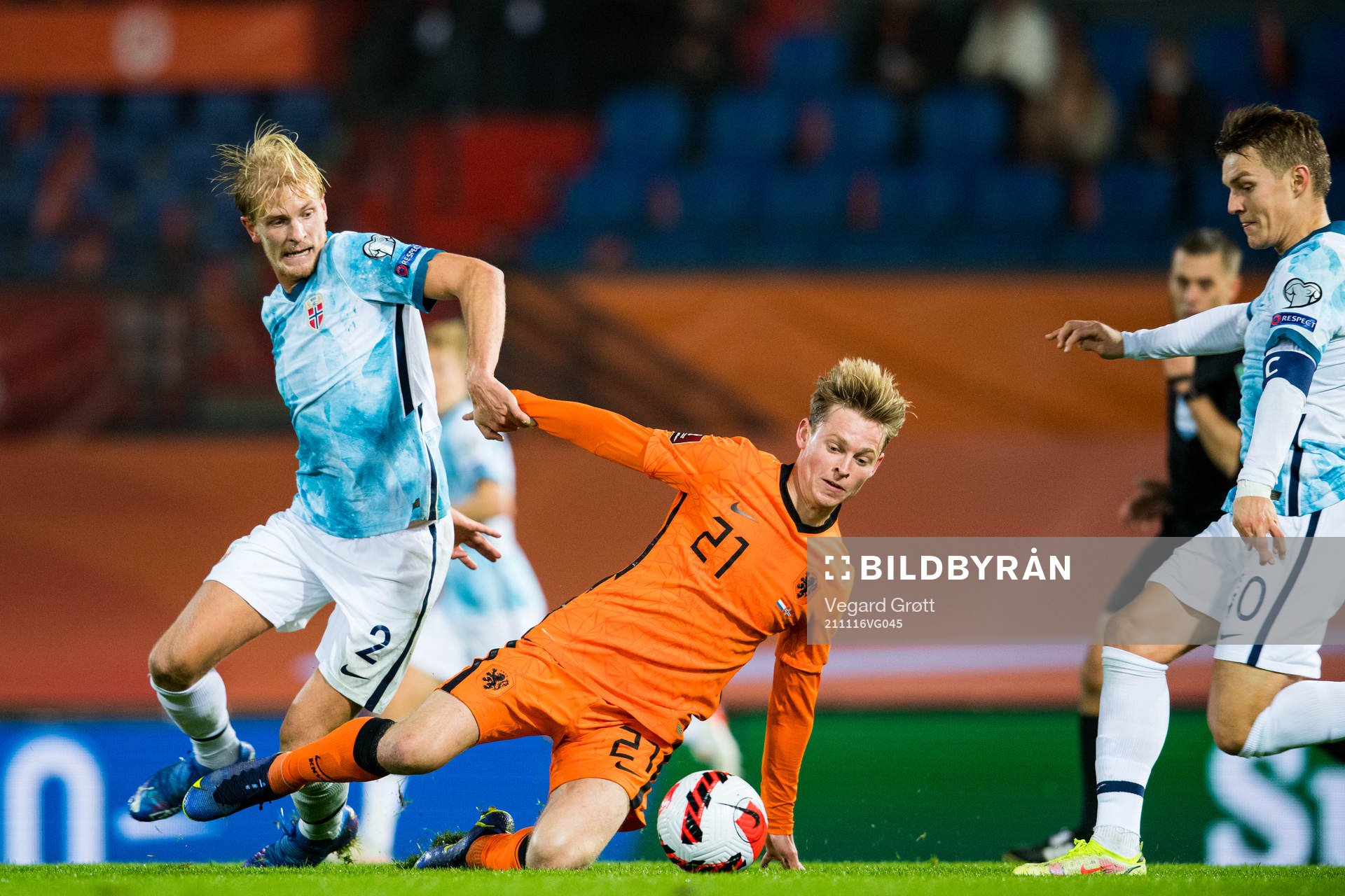 Morten Thorsby of Norway and Frenkie de Jong of Netherlands