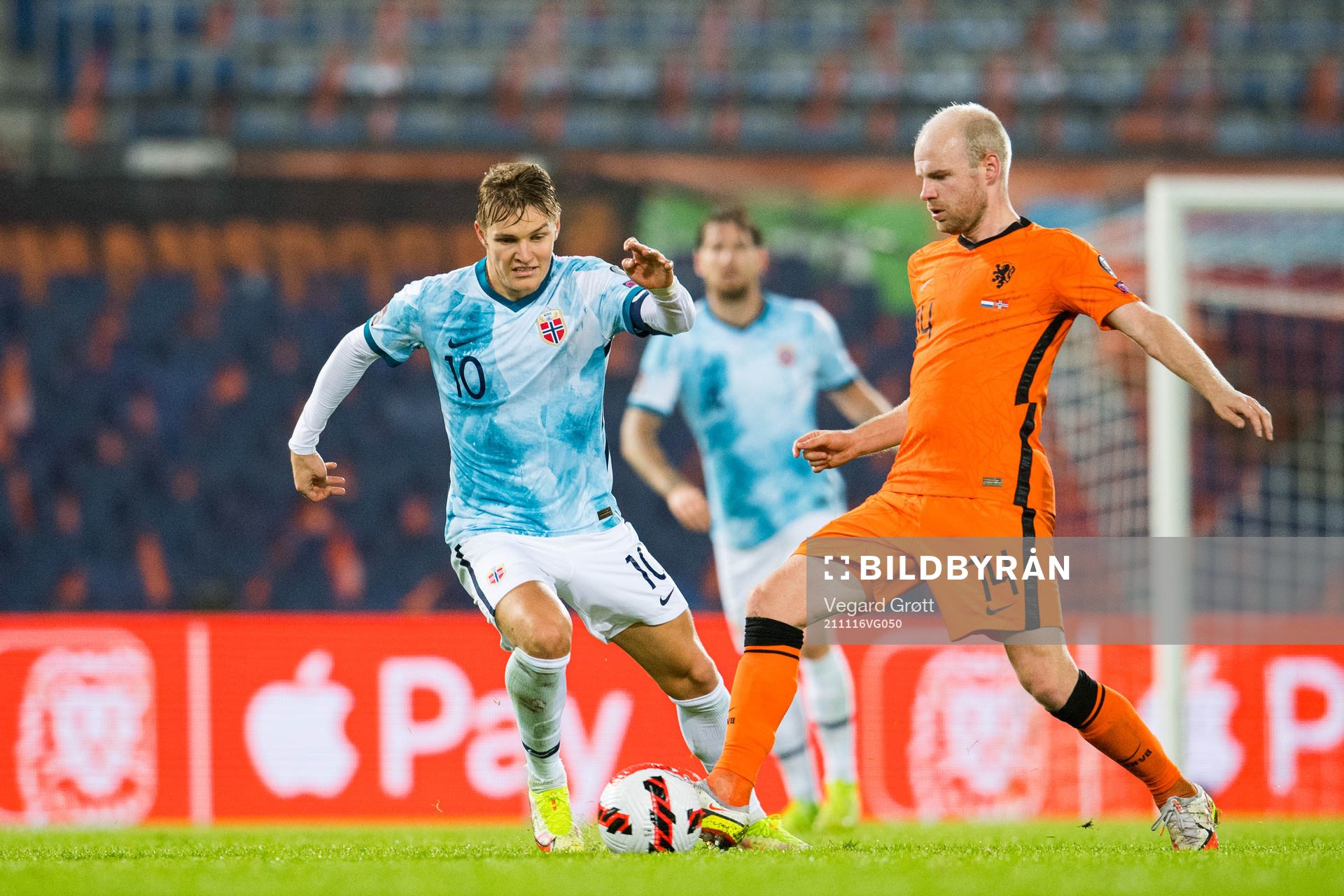 Martin Ødegaard of Norway and Davy Klaassen of Netherlands