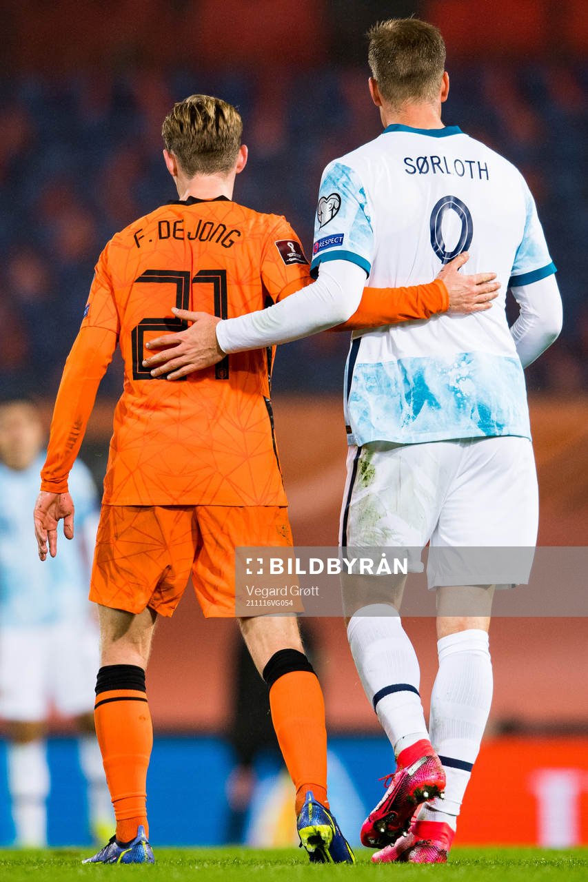 Frenkie de Jong of Netherlands and Alexander Sørloth of