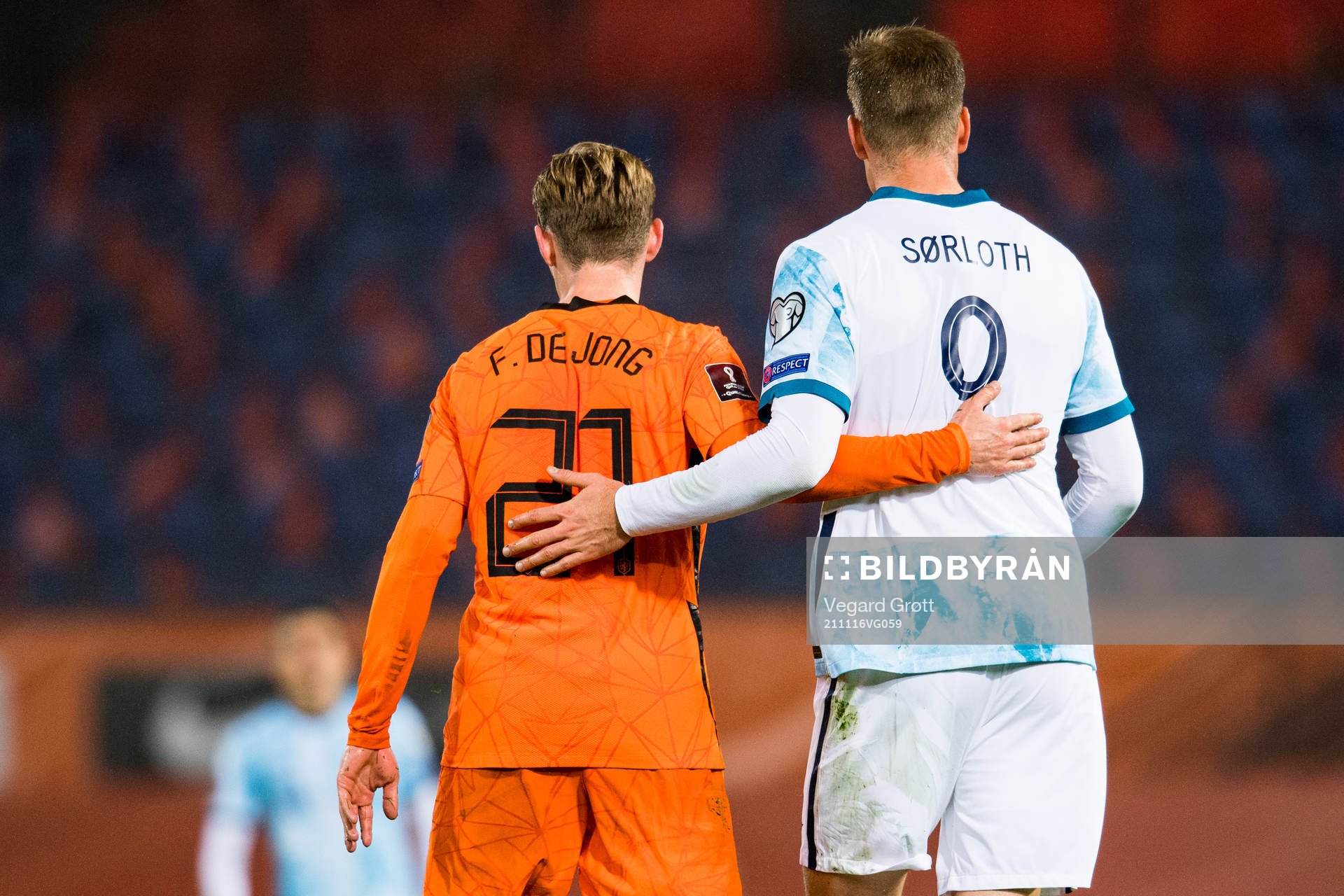 Frenkie de Jong of Netherlands and Alexander Sørloth of