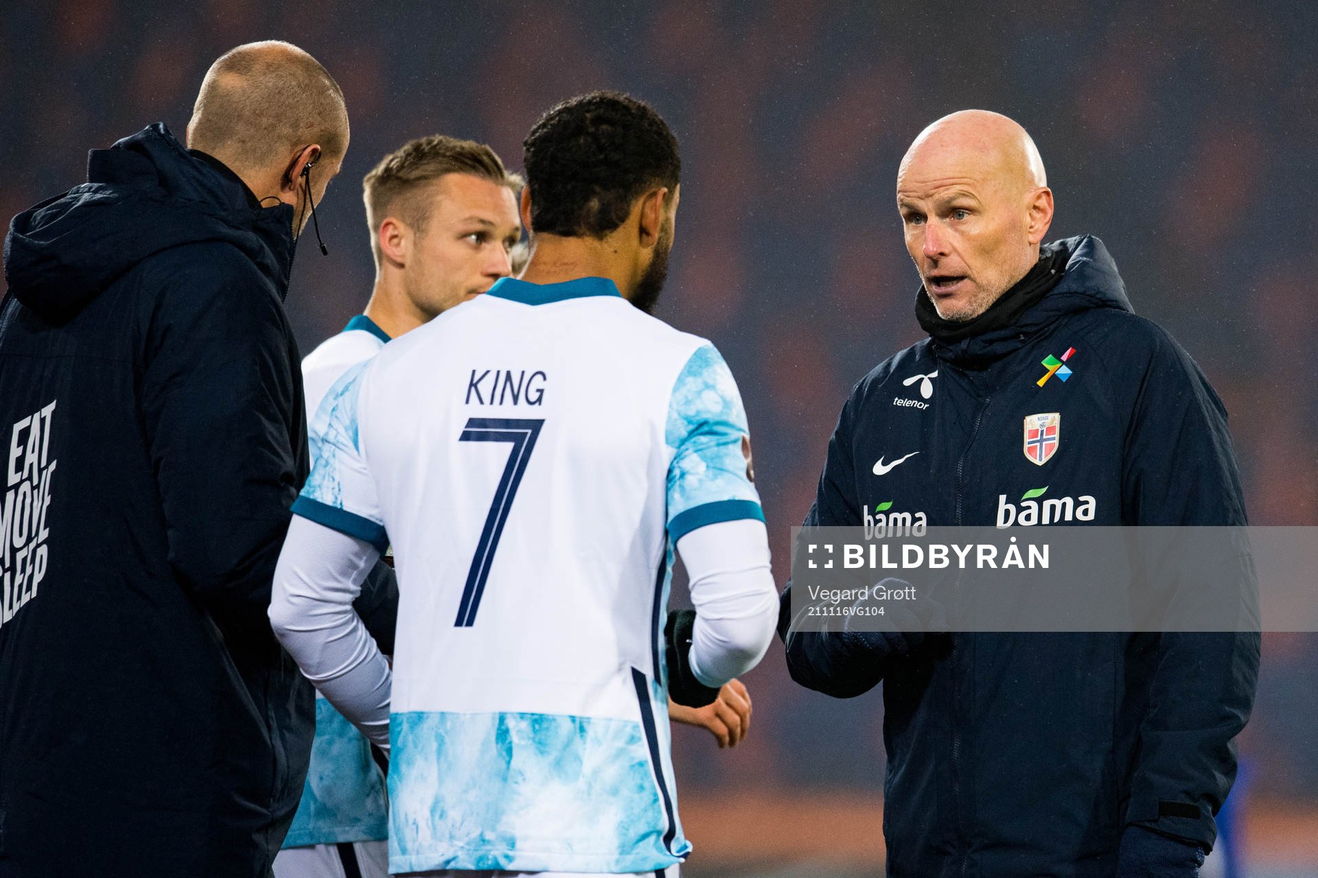 Joshua King and Ståle Solbakken, head coach of Norway
