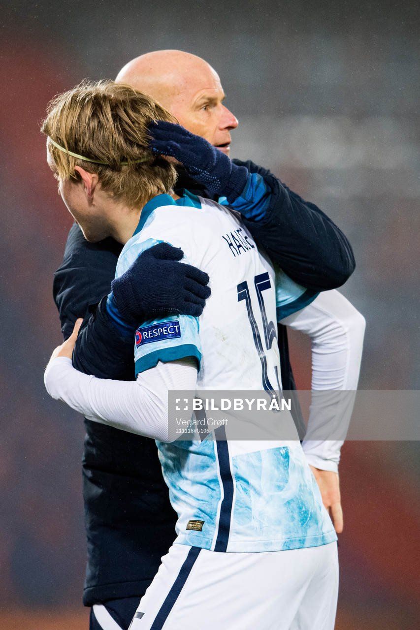 Ståle Solbakken, head coach of Norway and Jens Petter Hauge of Norway during the FIFA World Cup Qualifier football match between Netherlands and Norway on November 16, 2021 in Rotterdam.