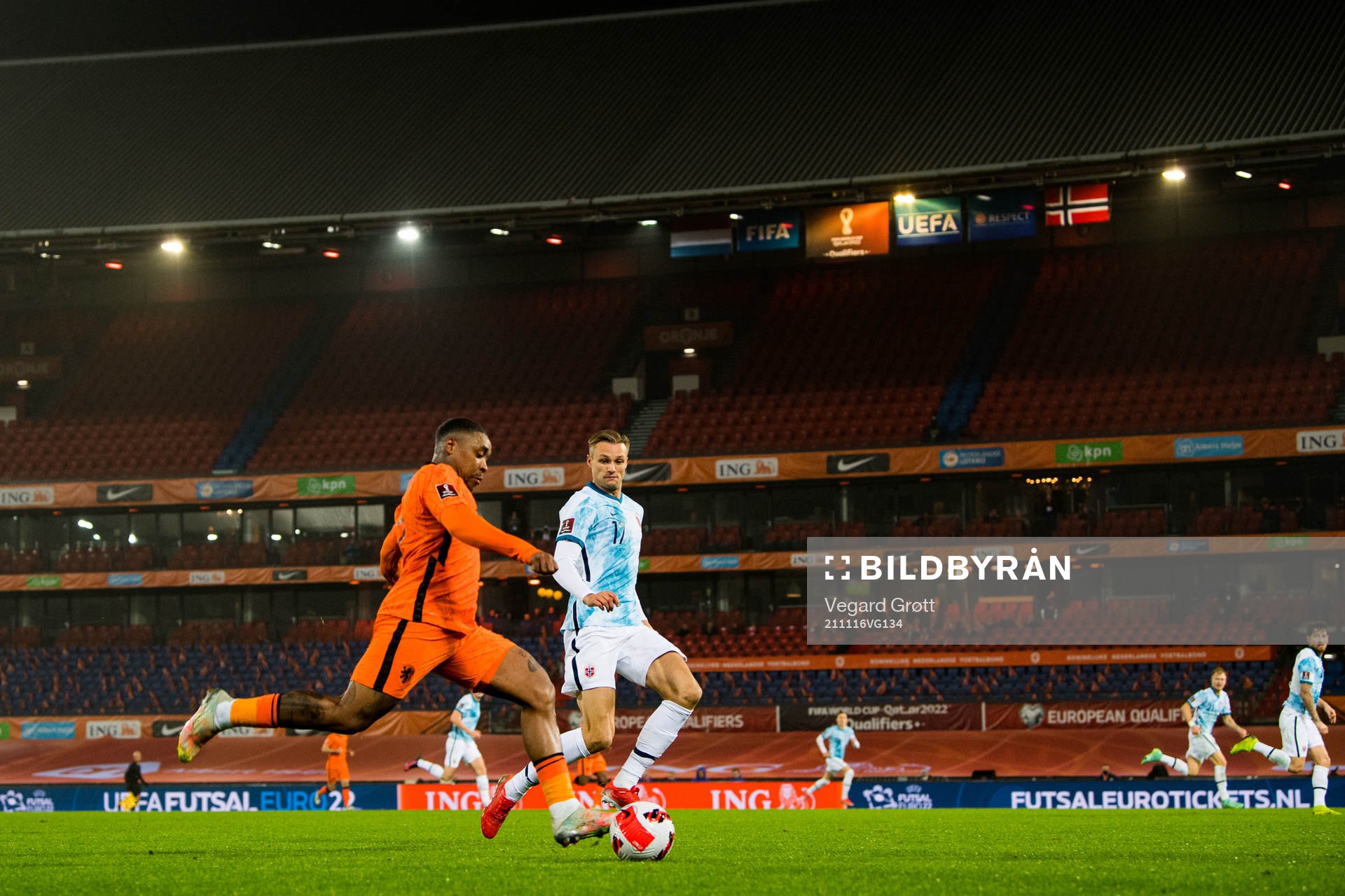 Steven Bergwijn of Netherlands and Stian Gregersen of Norway