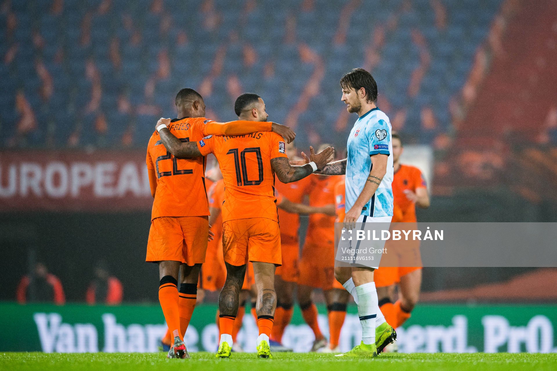 Stefan Strandberg of Norway and Memphis Depay of Netherlands