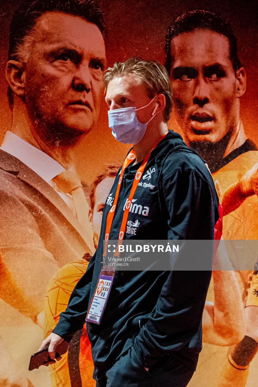Mats Møller Dæhli of Norway arrives wearing a face mask