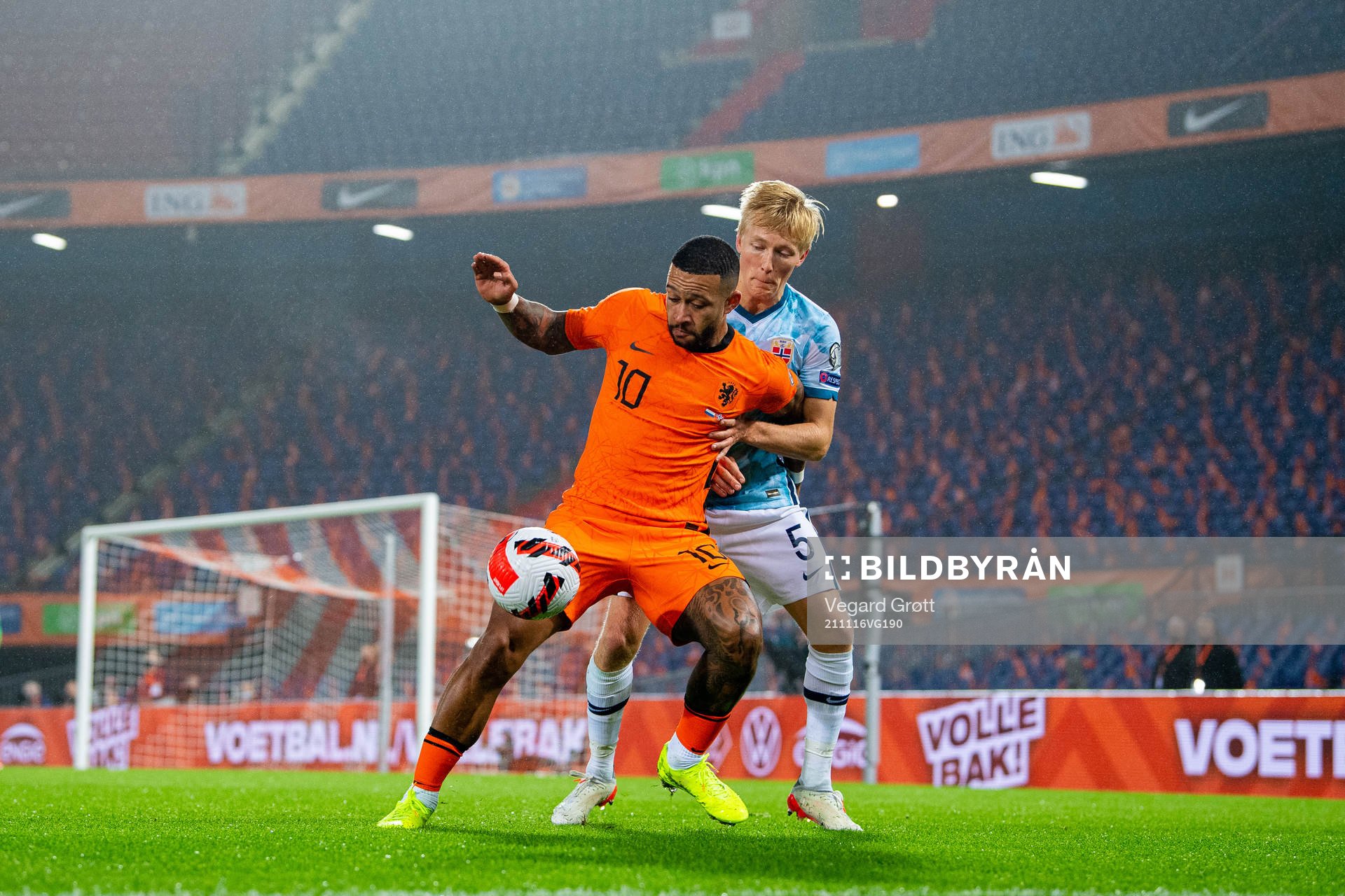 Memphis Depay of Netherlands and Birger Meling of Norway